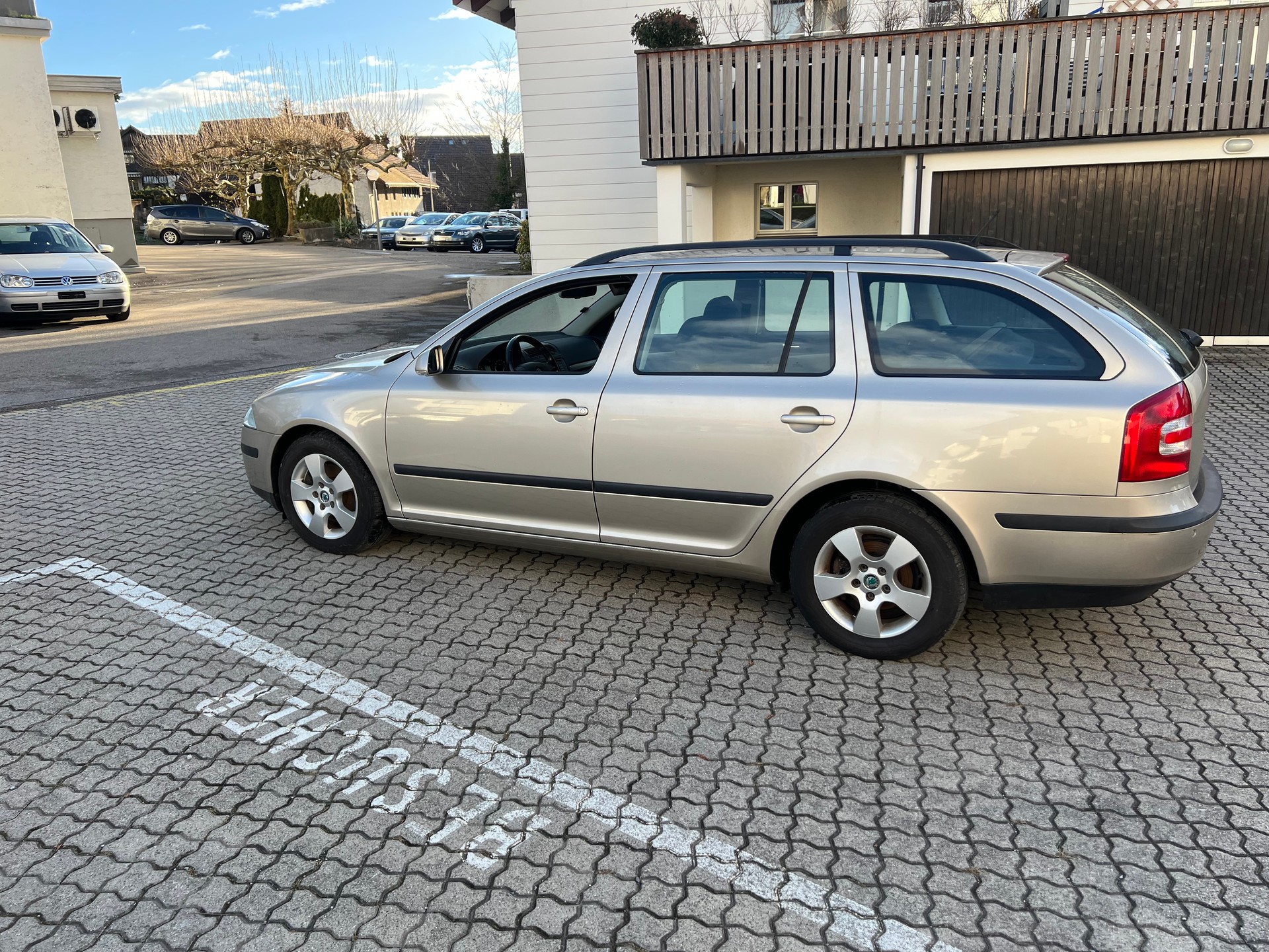 SKODA Octavia 2.0 FSI Elegance-image-3