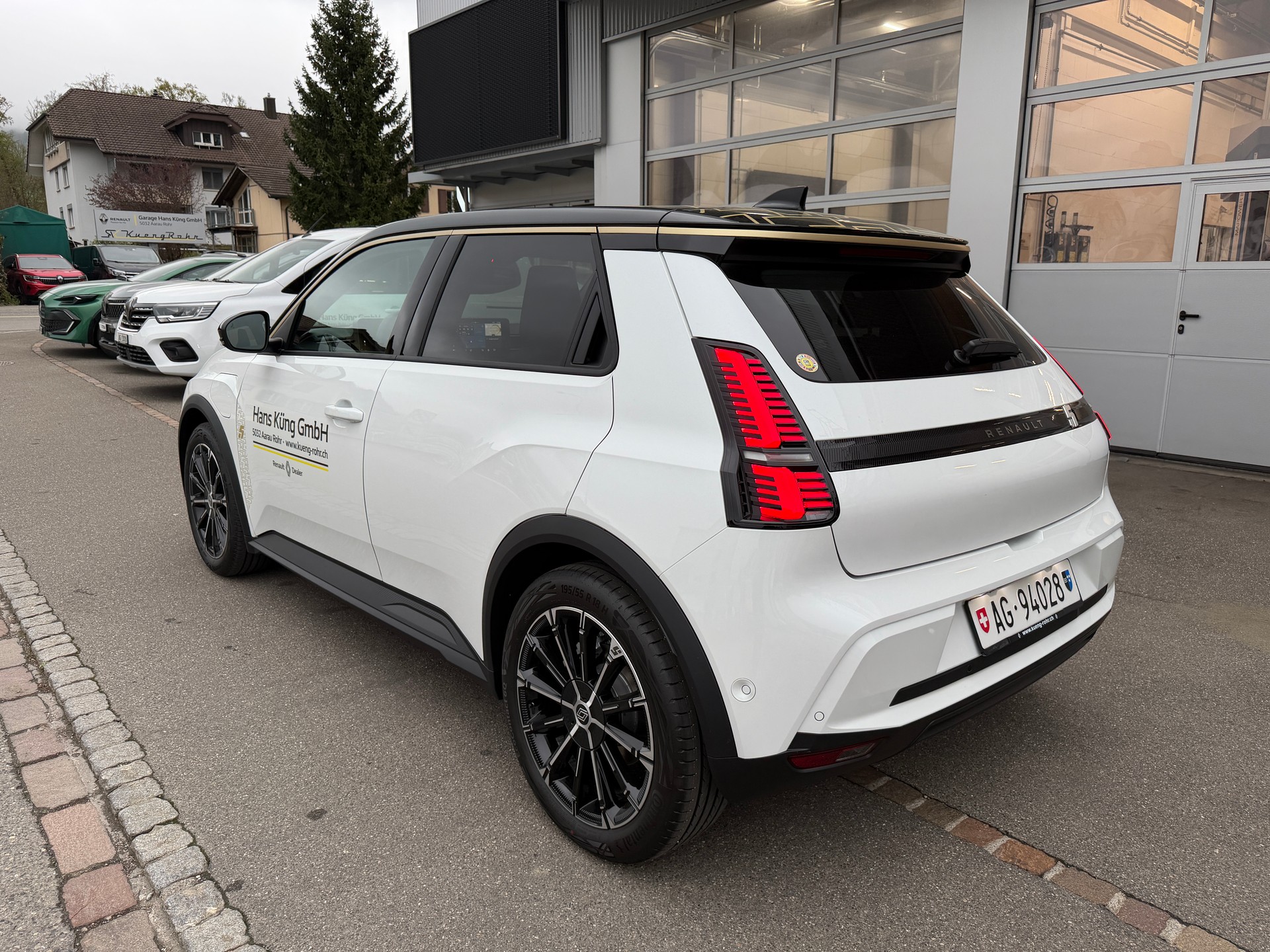 RENAULT R5 E-Tech Comfort Range techno-showroom-element-1