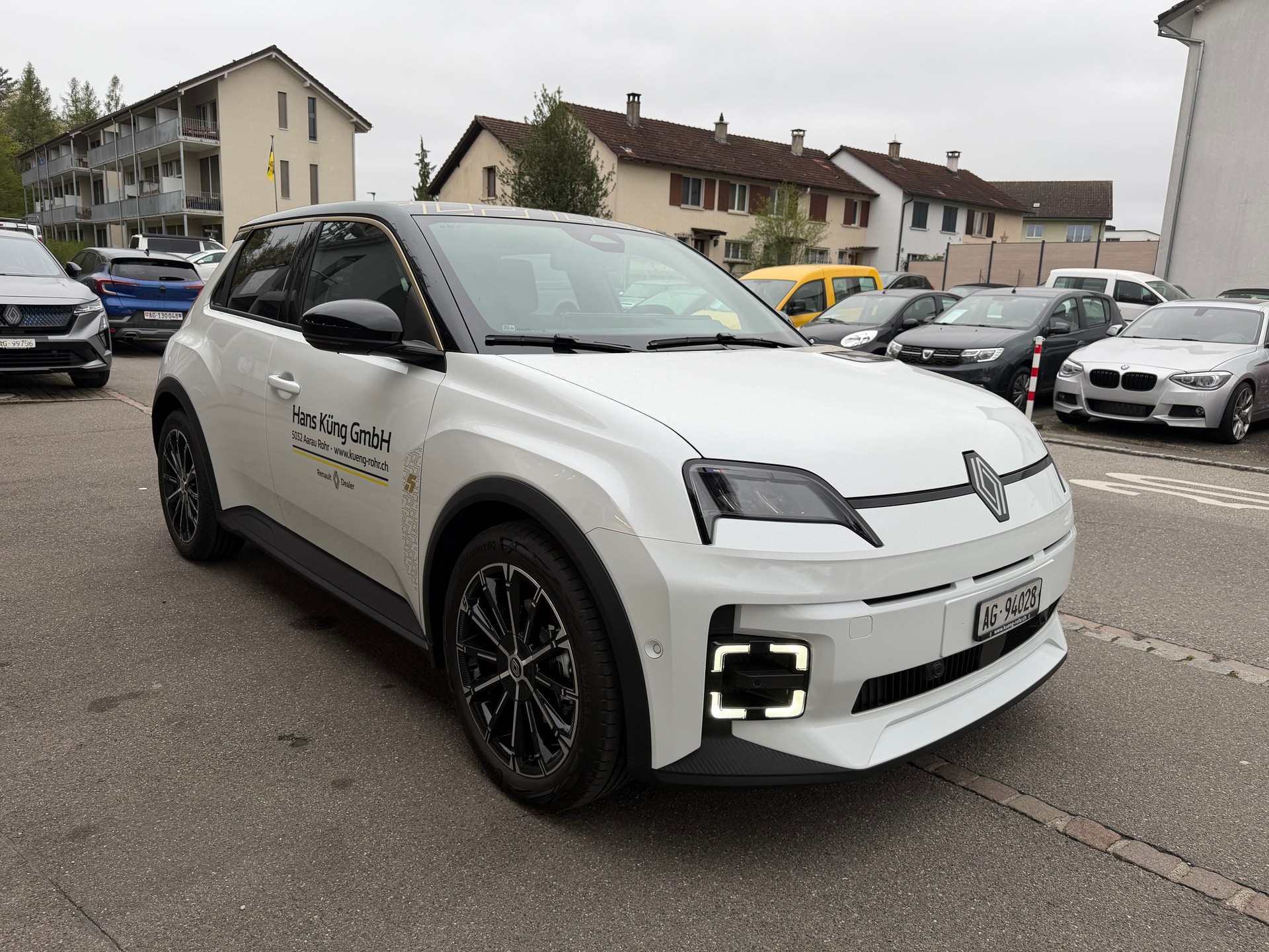 RENAULT R5 E-Tech Comfort Range techno-showroom-element-2