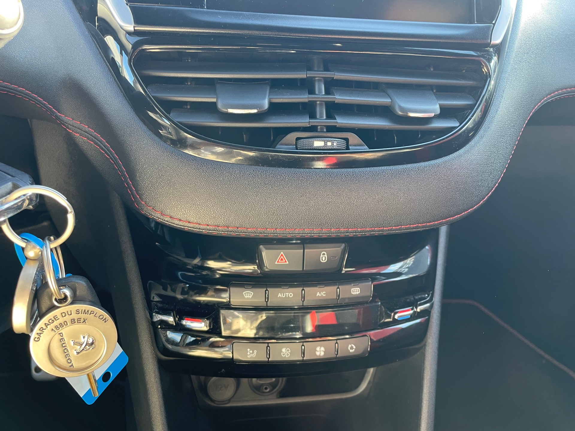 PEUGEOT 208 1.6 Turbo GTi-image-10