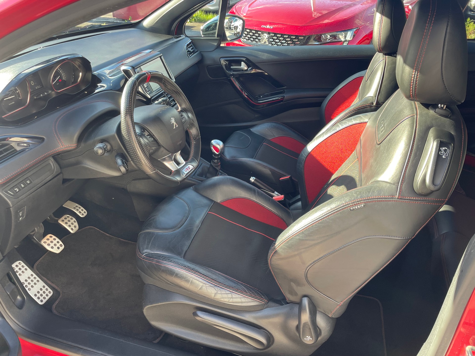 PEUGEOT 208 1.6 Turbo GTi-image-6