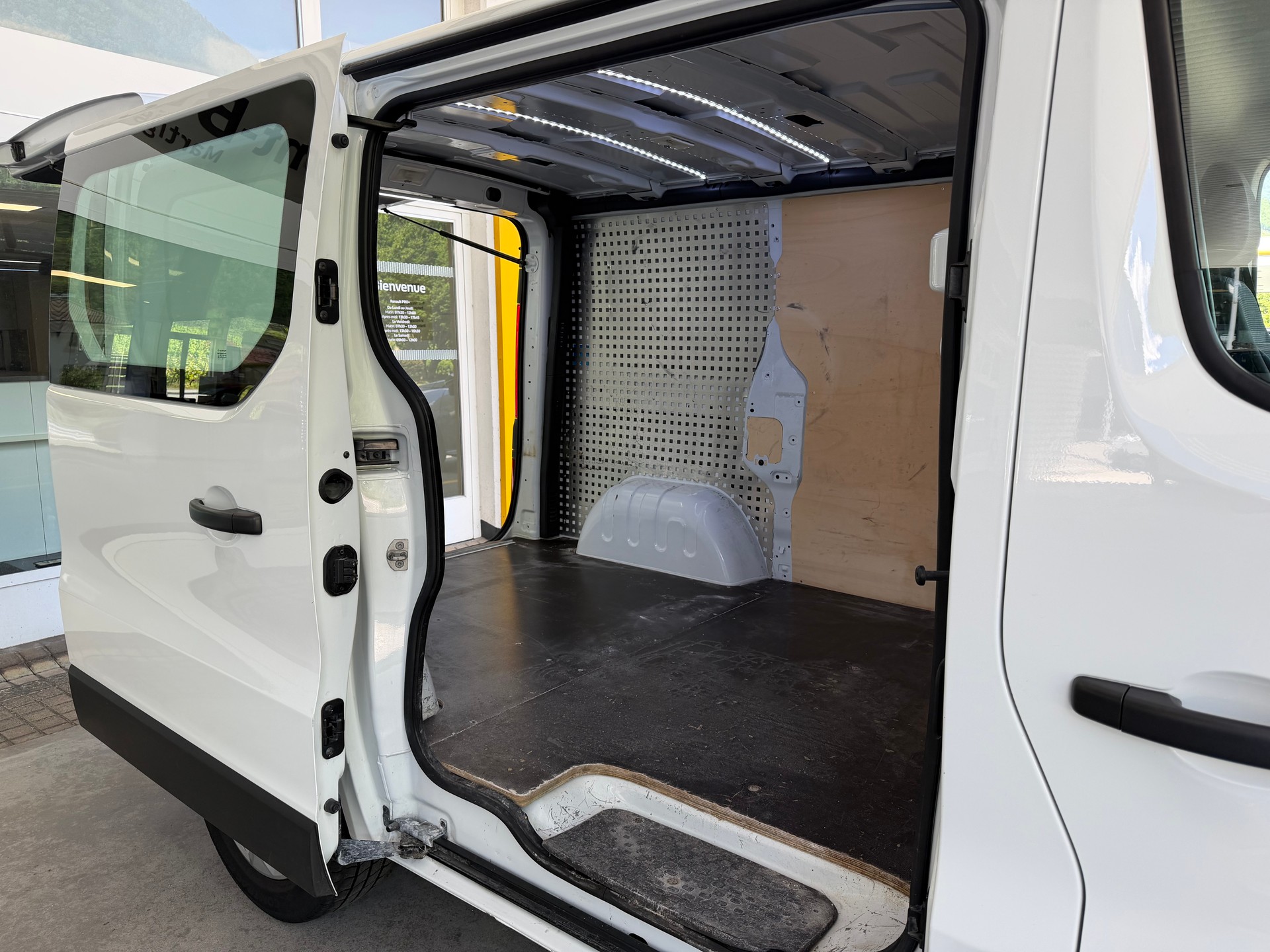 RENAULT Trafic 2.0 Blue dCi 130 Access L1H1 EN-image-9