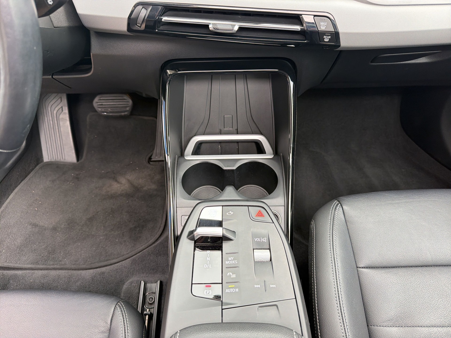 BMW 225e xDrive Active Tourer-image-12