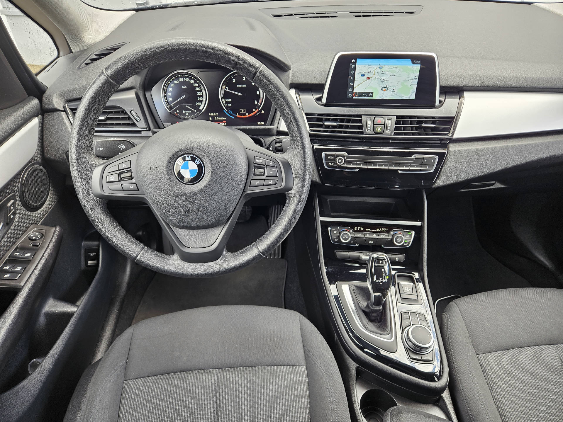 BMW 218d Gran Tourer-image-12