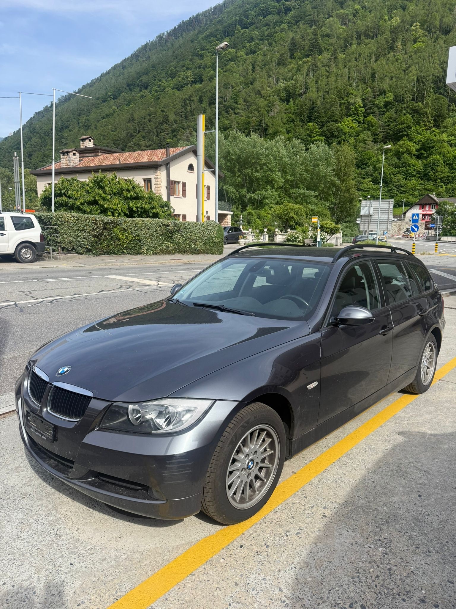BMW 320i Touring Access-image-2