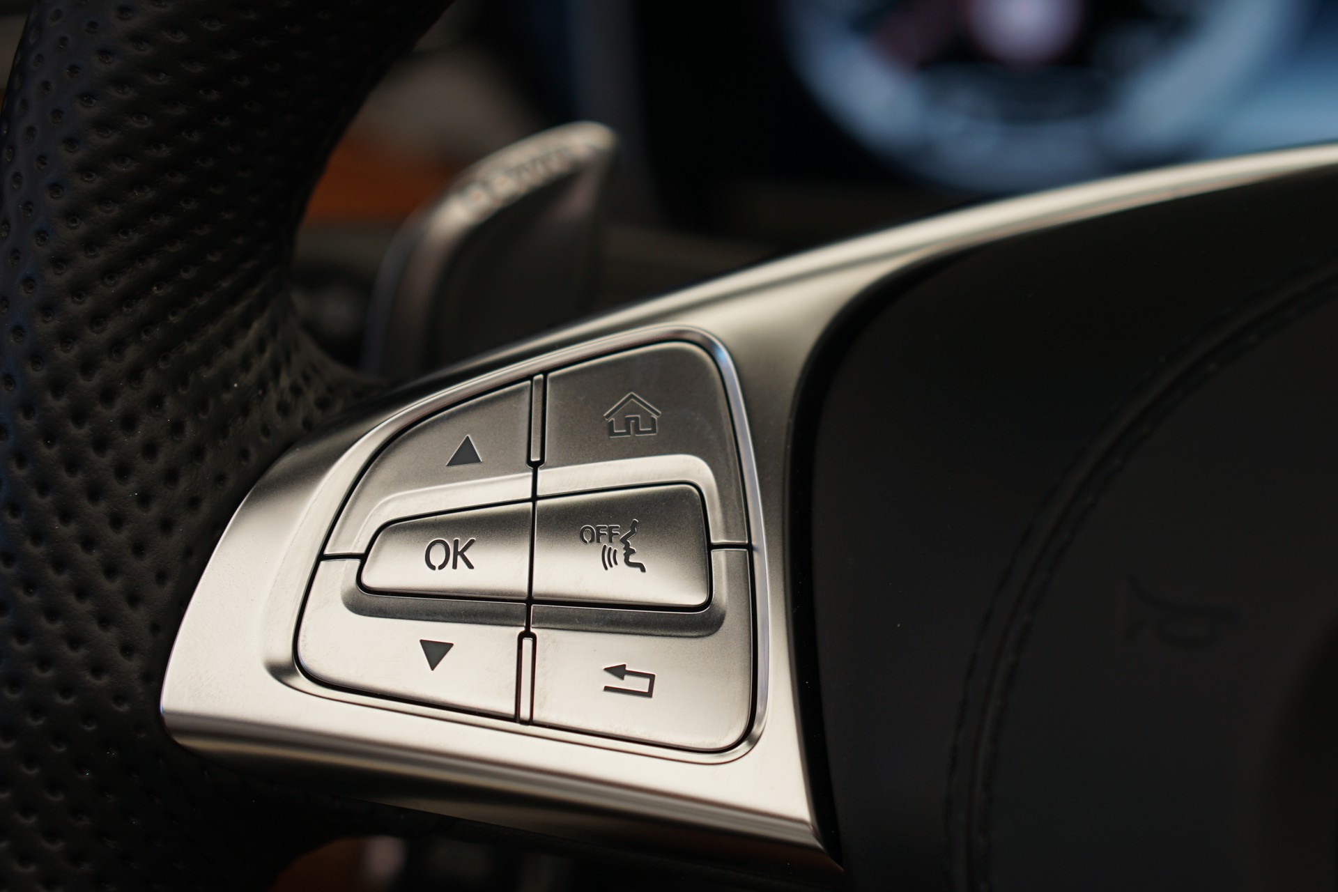 MERCEDES-BENZ S 63 AMG Cabriolet 4Matic Speedshift MCT *CH-Fahrzeug* *Designo Mokkaschwarz* *Swarowski*-image-28