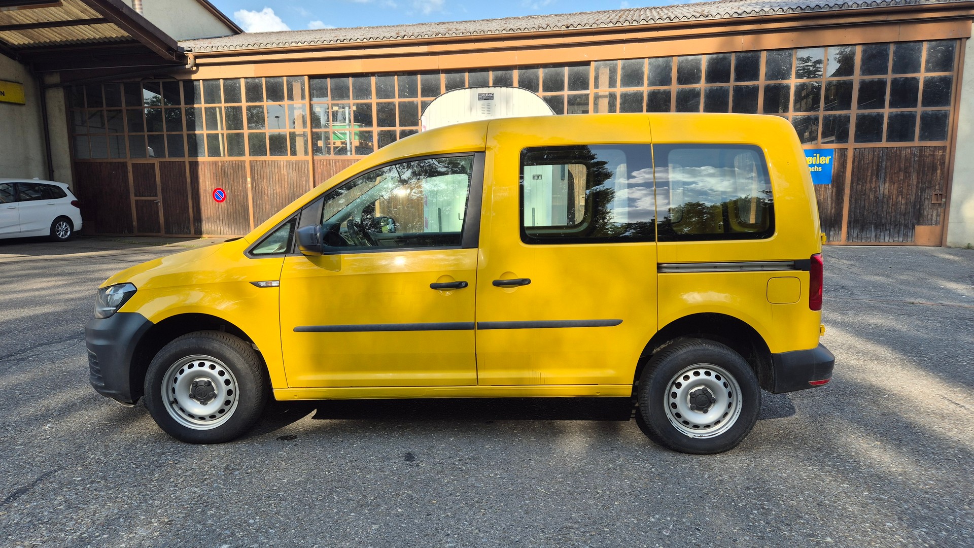 VW Caddy 2.0TDI 4Motion BlueMotion Technology-showroom-element-1