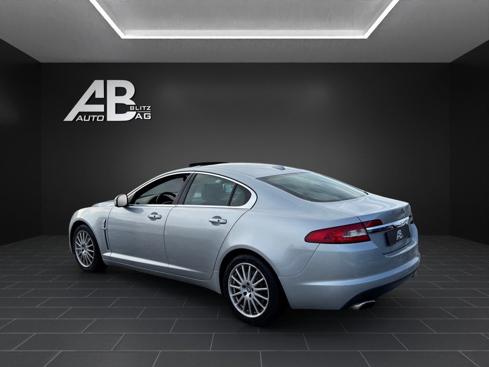JAGUAR XF 3.0 V6 Luxury-image-2