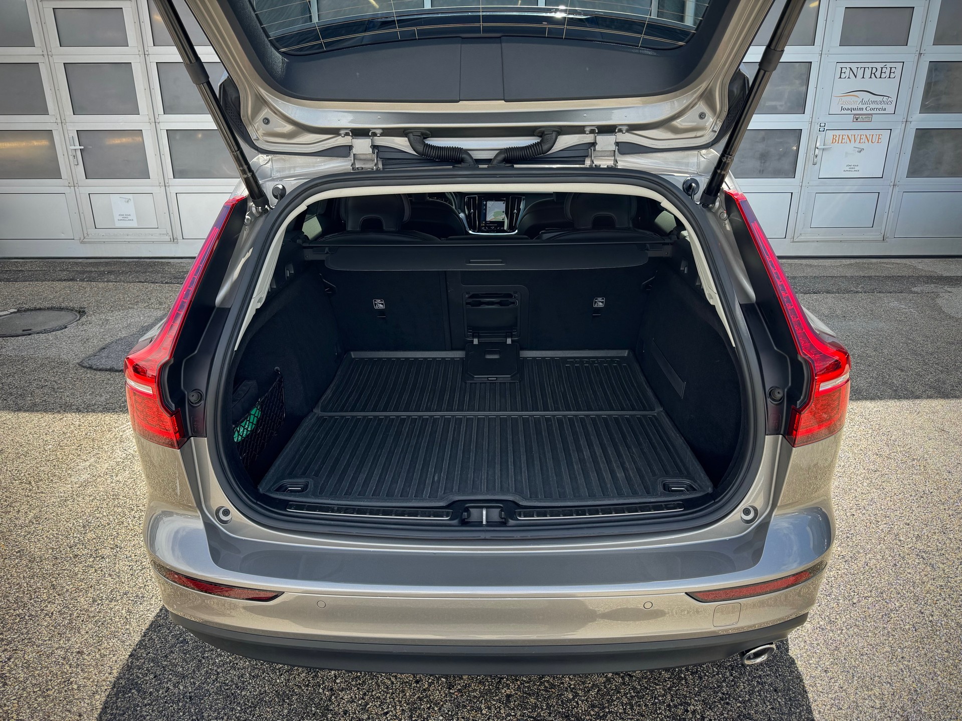 VOLVO V60 D3 Momentum Geartronic - Véhicule Suisse (CH)-image-15