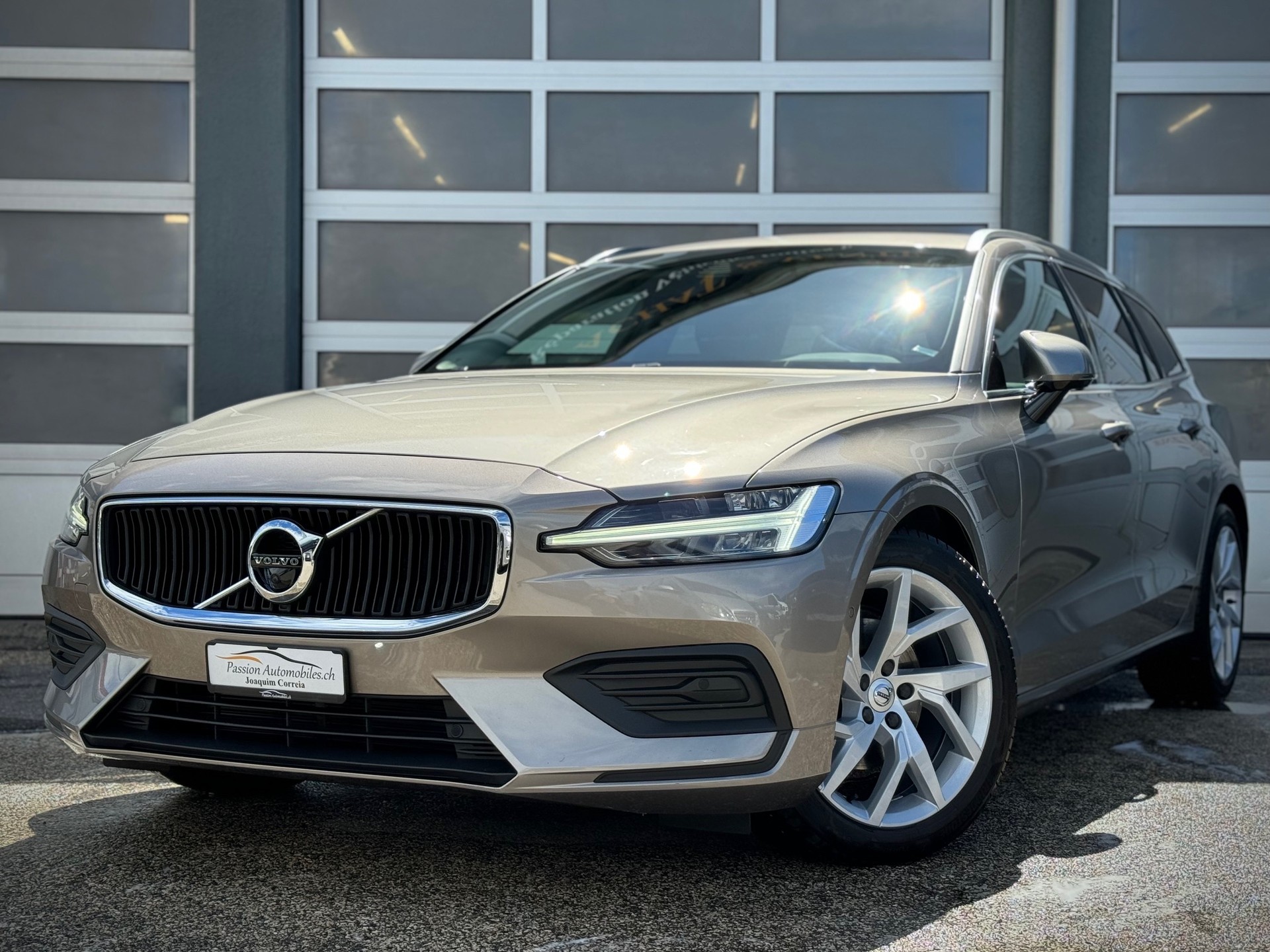 VOLVO V60 D3 Momentum Geartronic - Véhicule Suisse (CH)-image-0