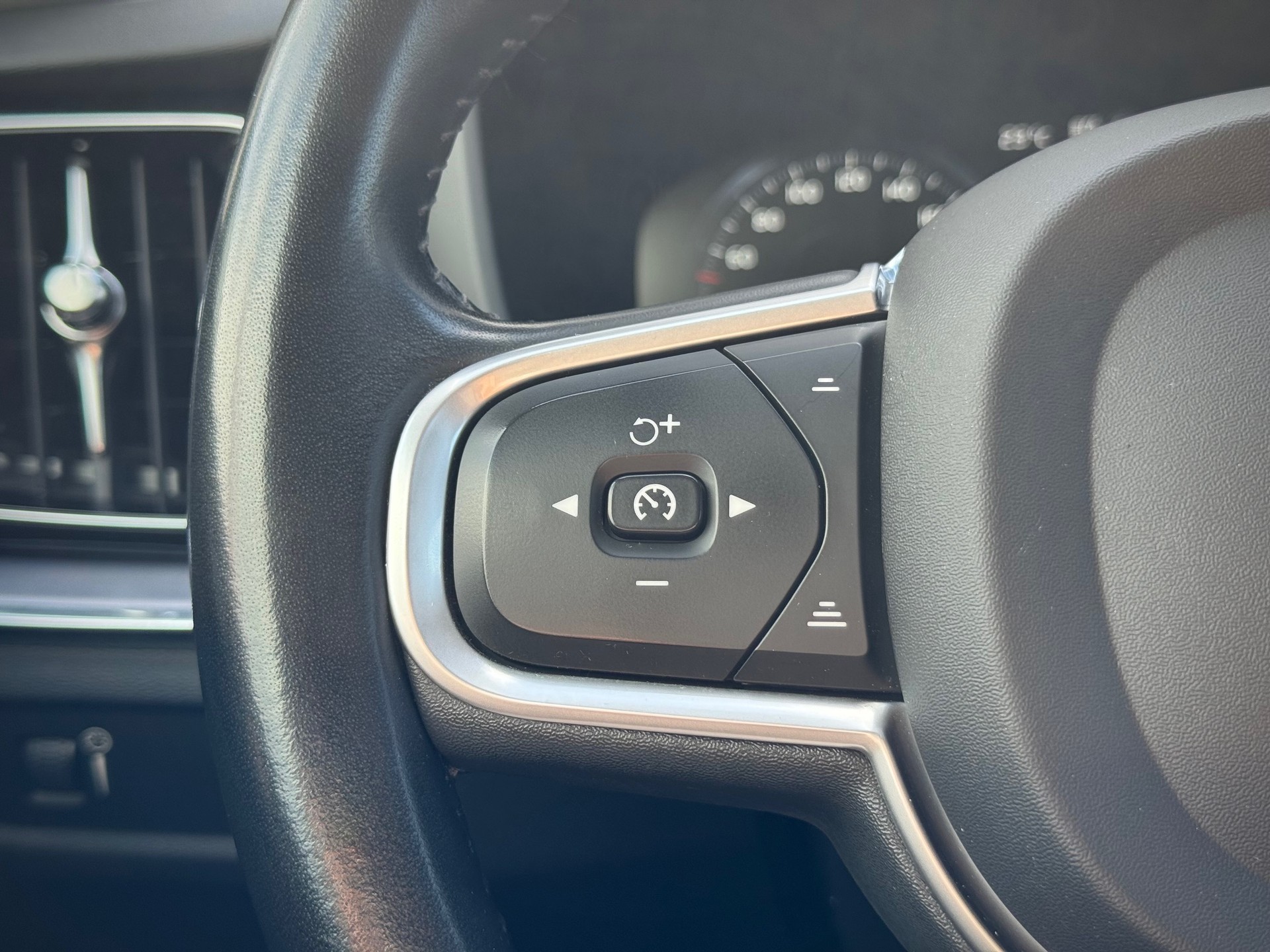 VOLVO V60 D3 Momentum Geartronic - Véhicule Suisse (CH)-image-8