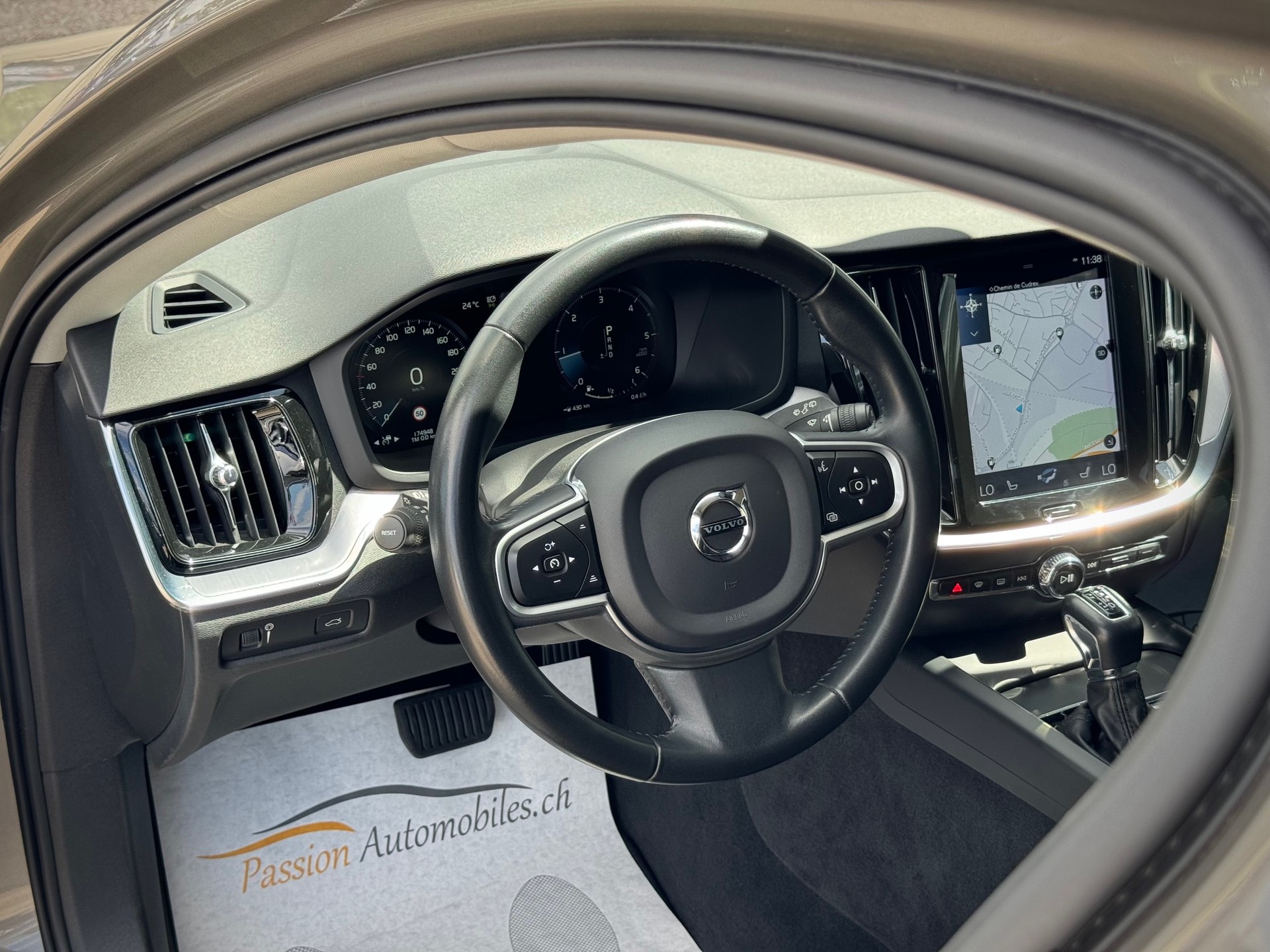 VOLVO V60 D3 Momentum Geartronic - Véhicule Suisse (CH)-image-5