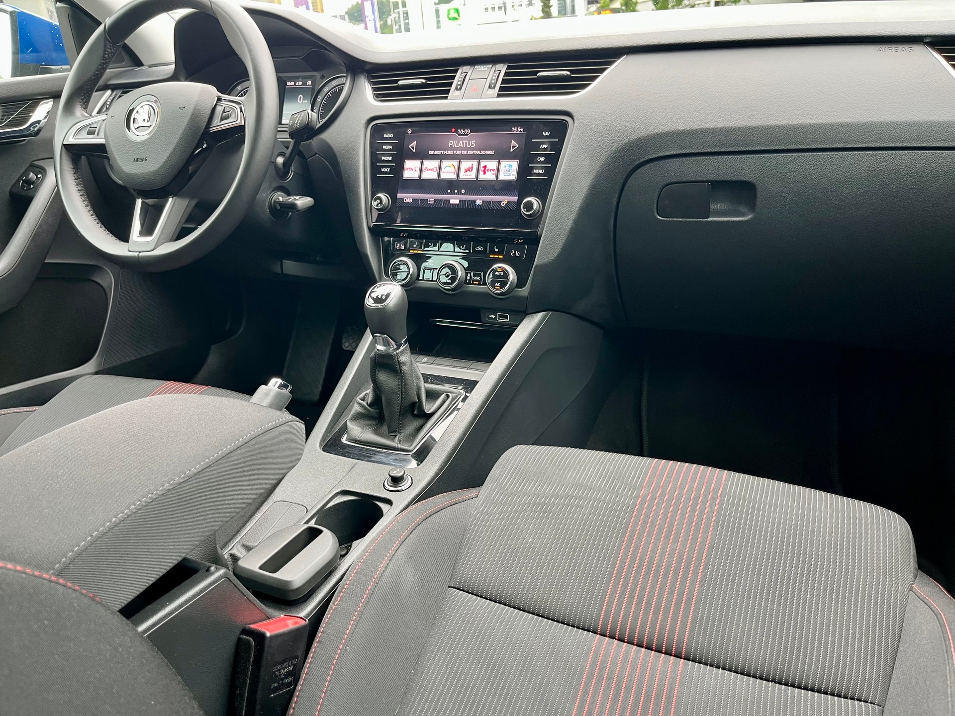 SKODA Octavia Combi 1.5 TSI Clever-image-16
