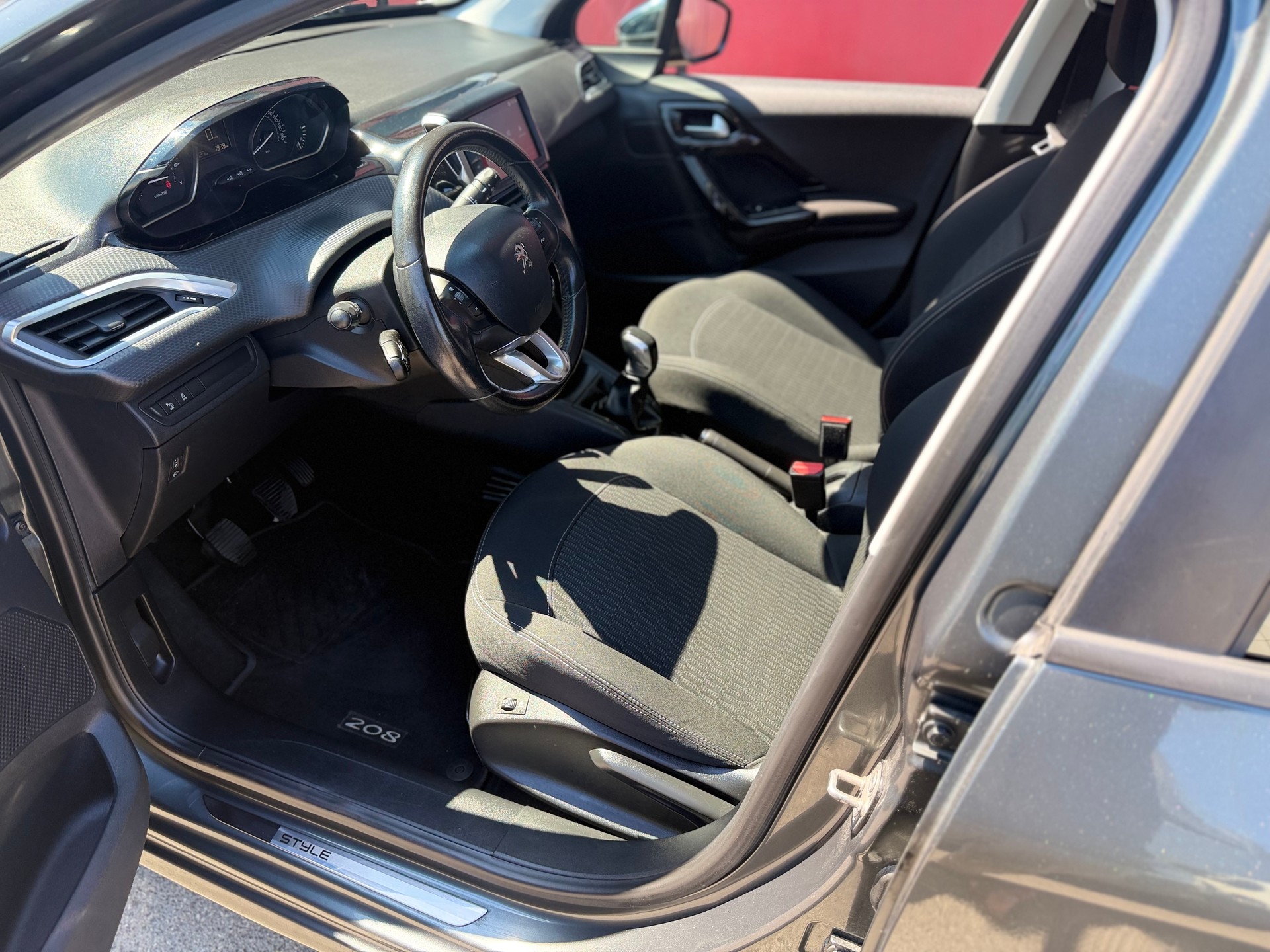 PEUGEOT 208 1.2 PureTech Style-image-8