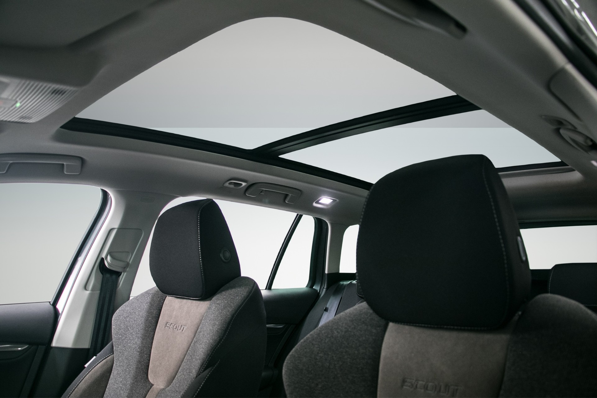 SKODA Octavia Combi 2.0 TSI DSG Scout 4x4-image-14