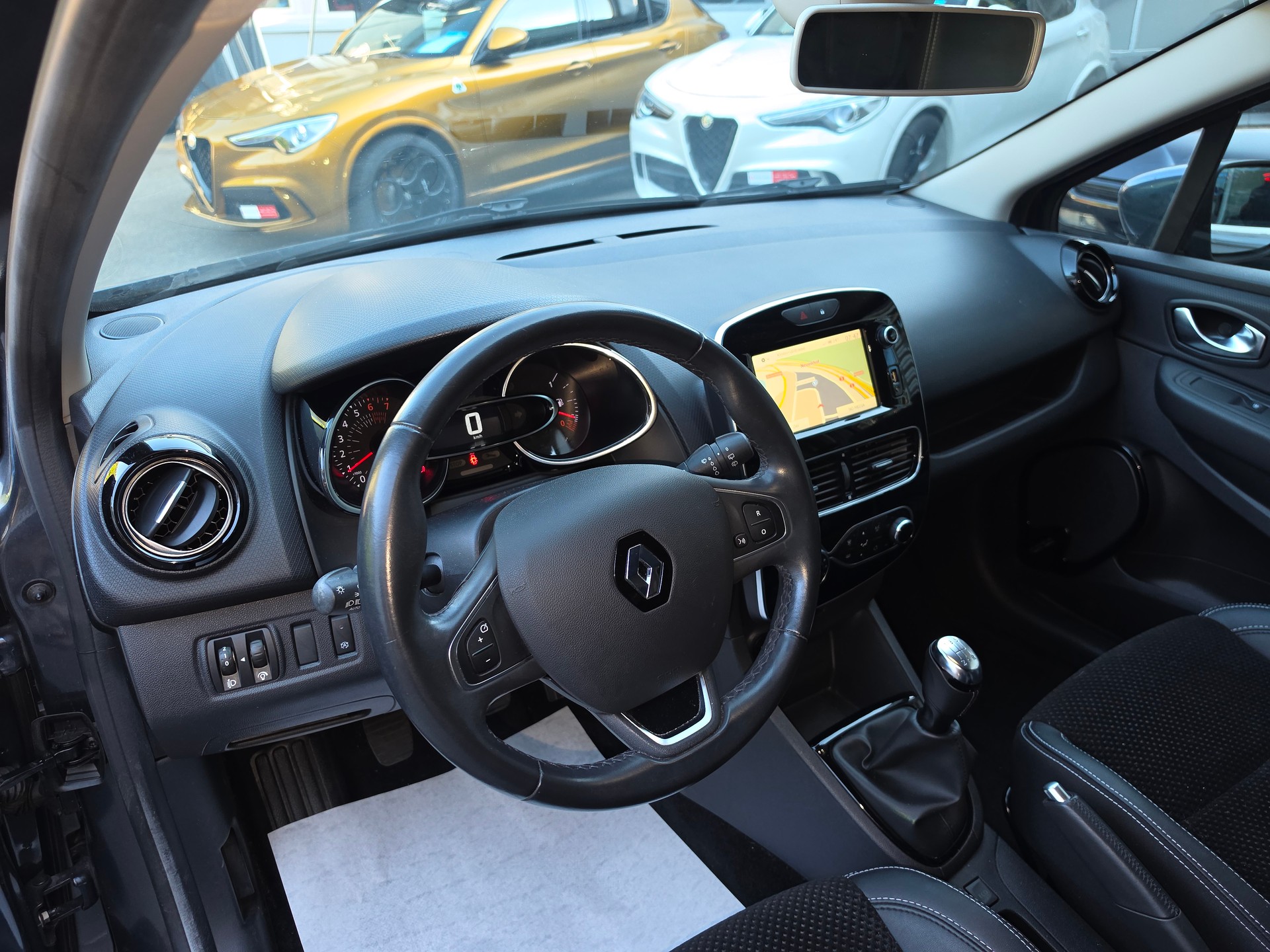 RENAULT Clio 0.9 Intens-image-4