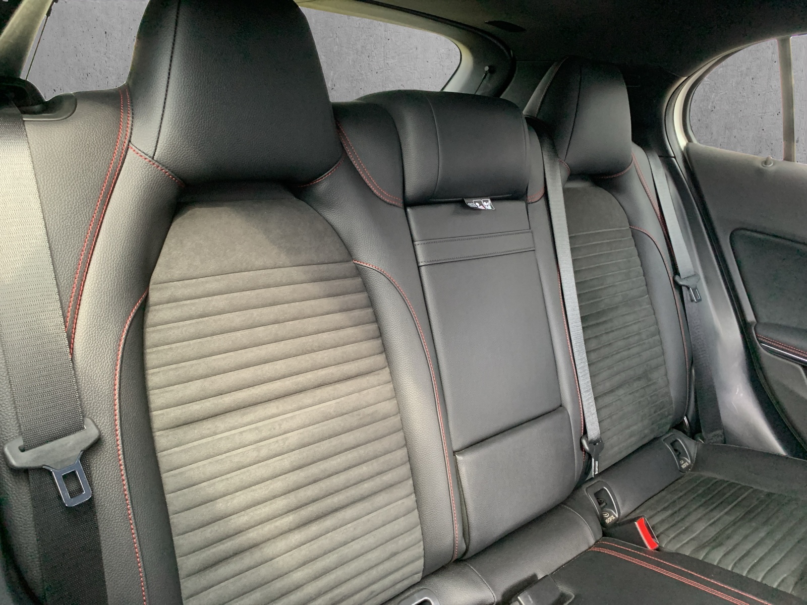 MERCEDES-BENZ GLA 200 CDI Swiss Star Edition AMG Line 4Matic 7G-DCT-image-14