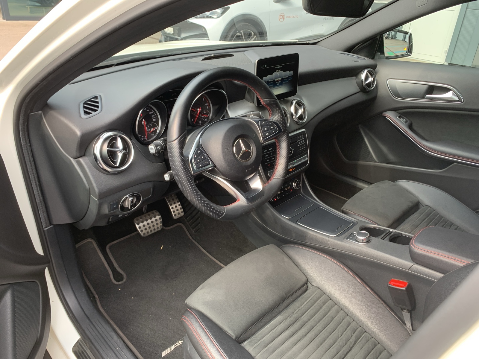 MERCEDES-BENZ GLA 200 CDI Swiss Star Edition AMG Line 4Matic 7G-DCT-image-10