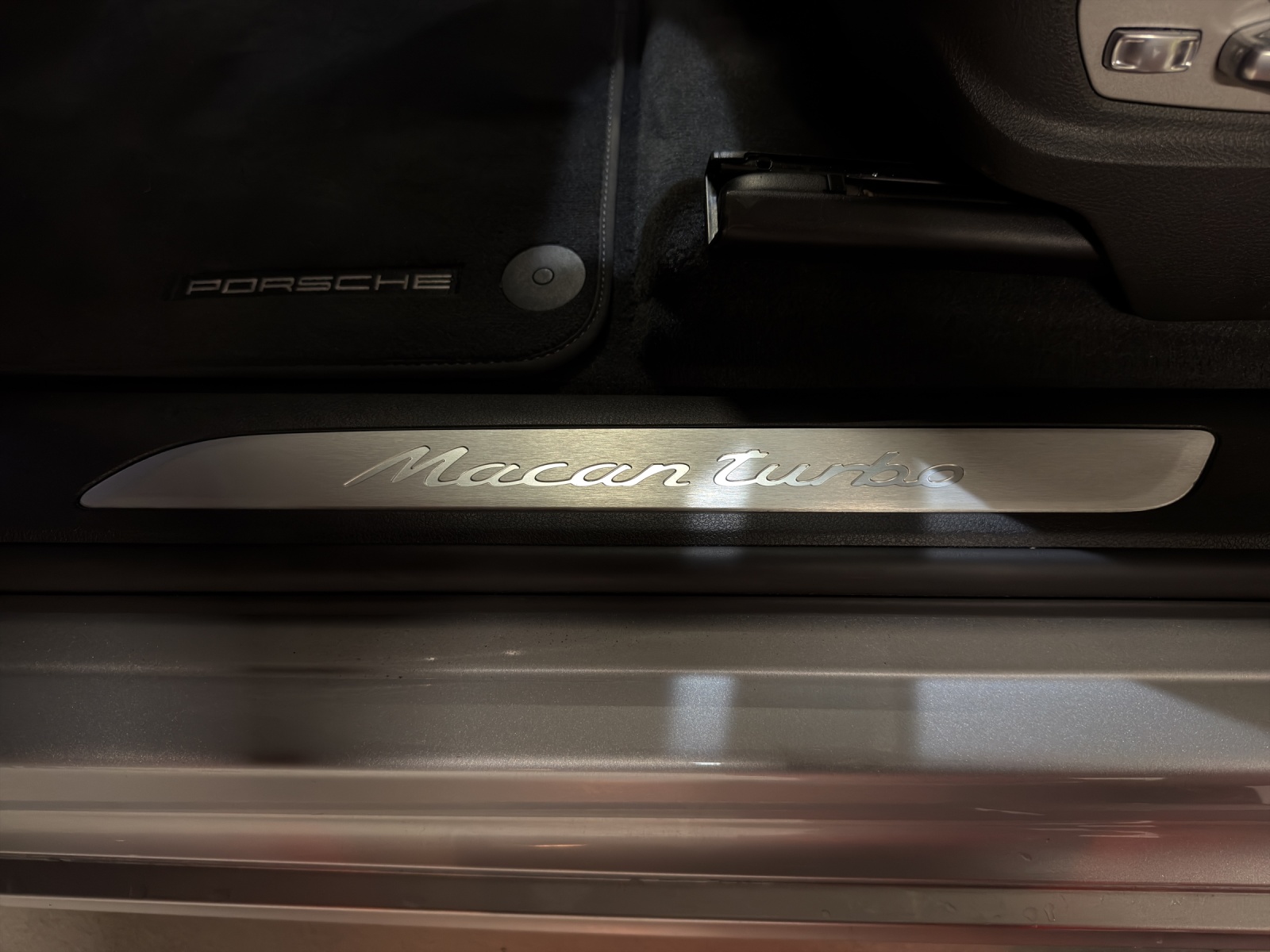 PORSCHE Macan Turbo PDK-image-21
