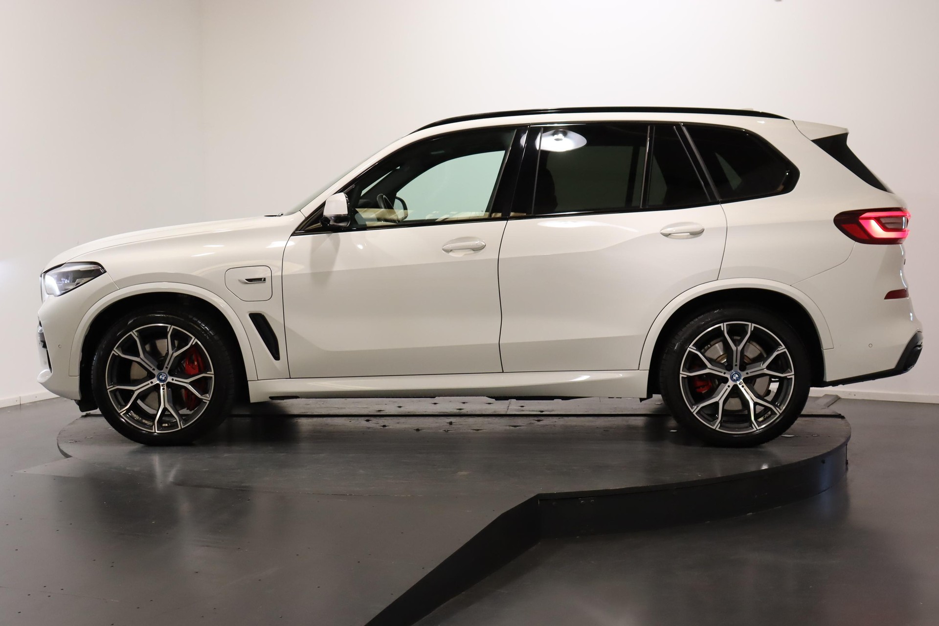 BMW X5 45e xDrive-showroom-element-2