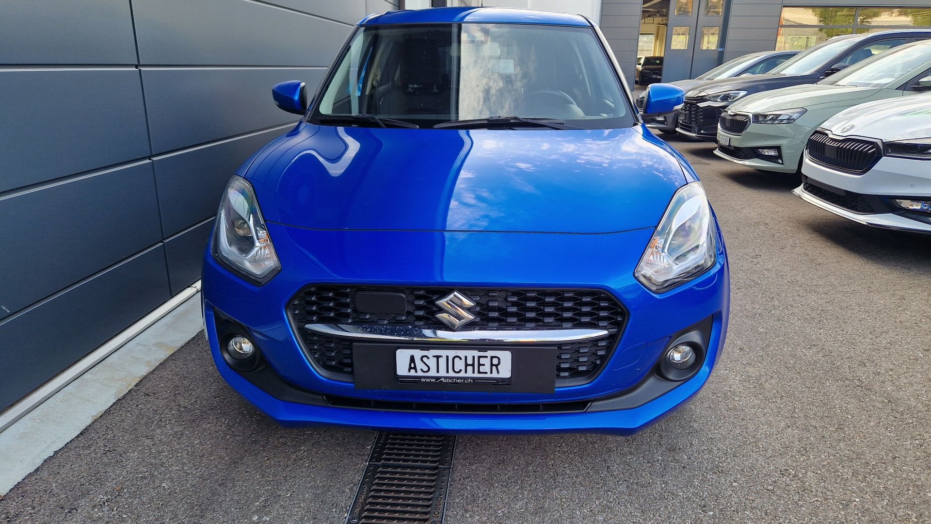SUZUKI Swift 1.2 Compact + 4x4 Hybrid-image-1