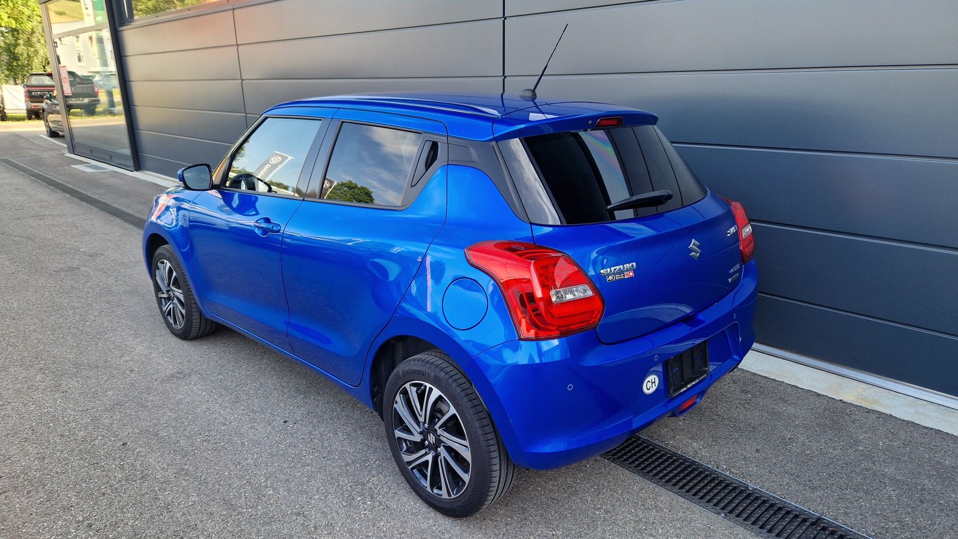 SUZUKI Swift 1.2 Compact + 4x4 Hybrid-image-4