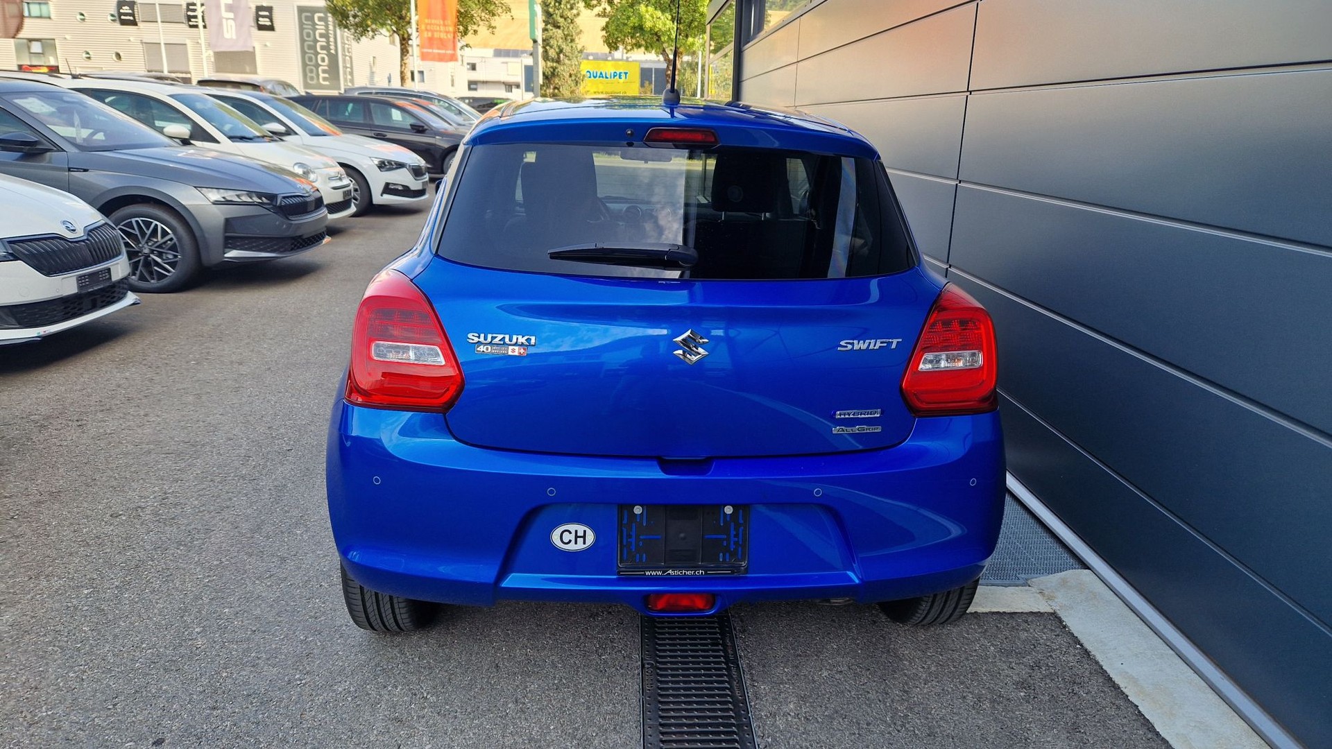 SUZUKI Swift 1.2 Compact + 4x4 Hybrid-image-2