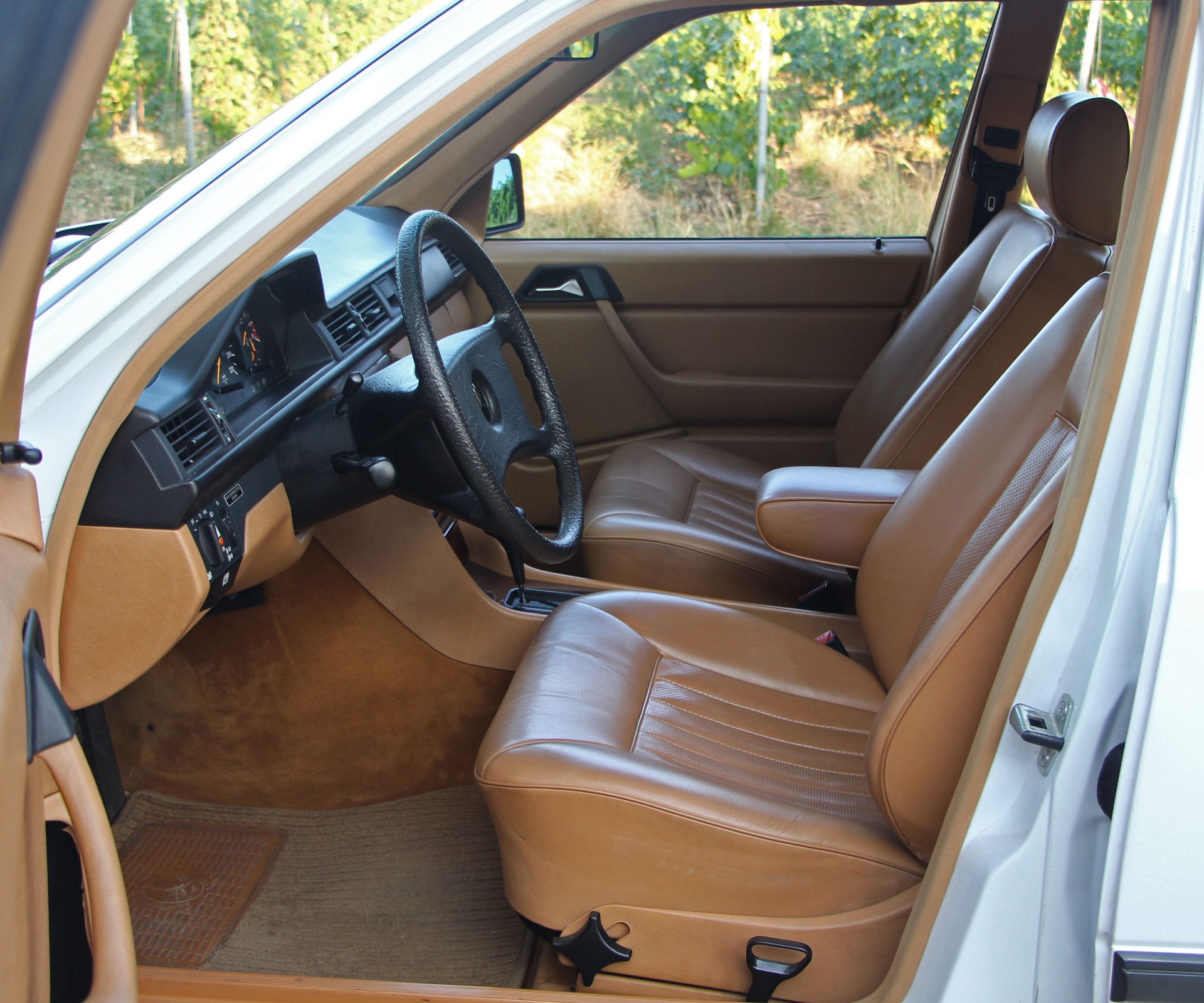 MERCEDES-BENZ 230 E-image-7