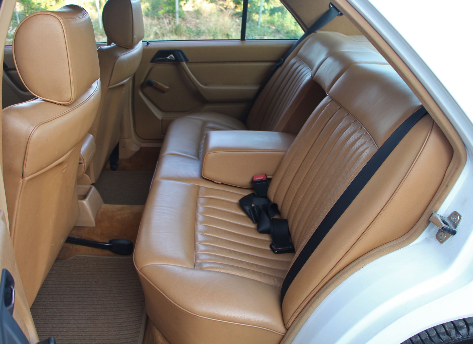 MERCEDES-BENZ 230 E-image-8