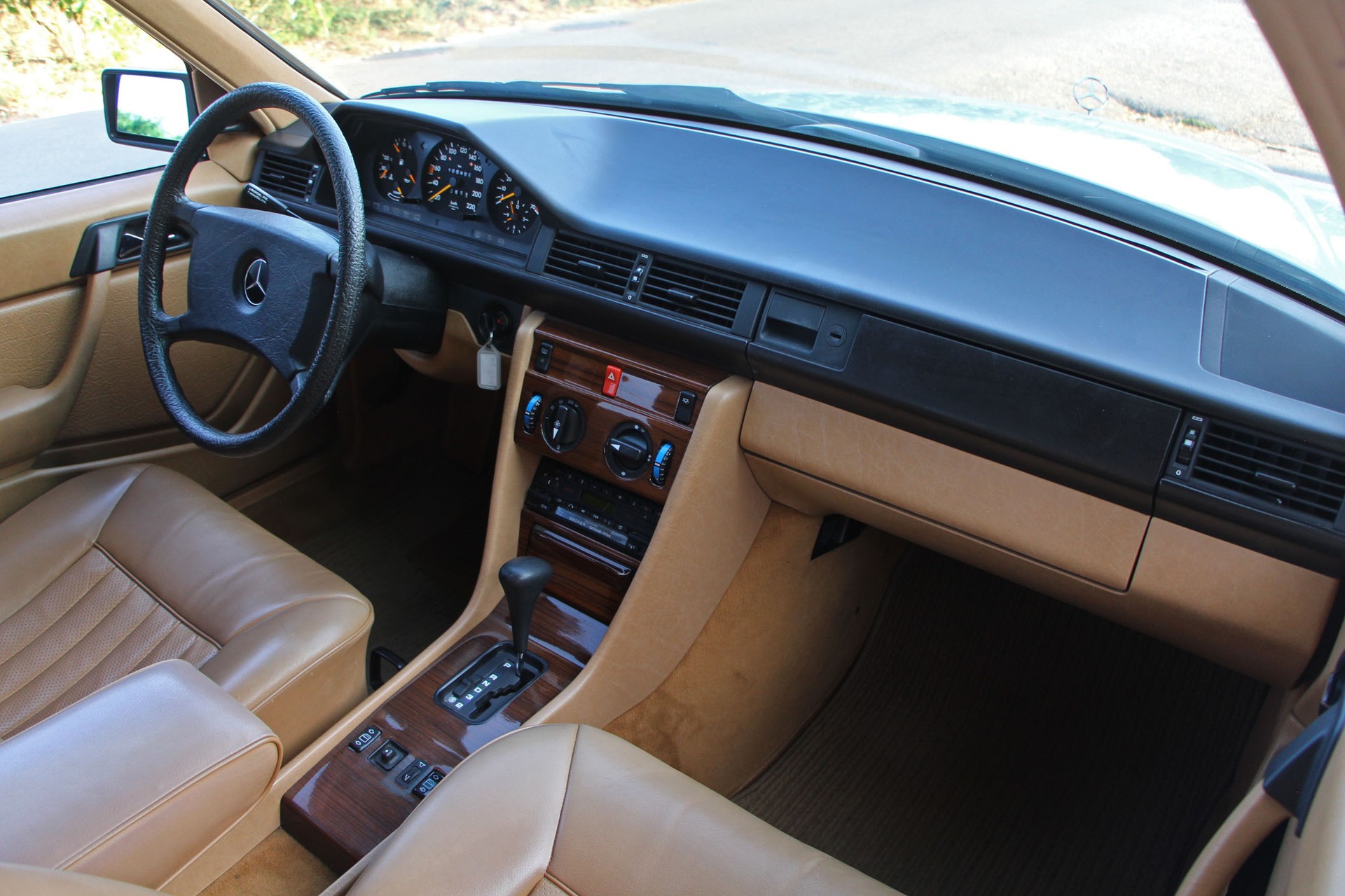 MERCEDES-BENZ 230 E-image-9