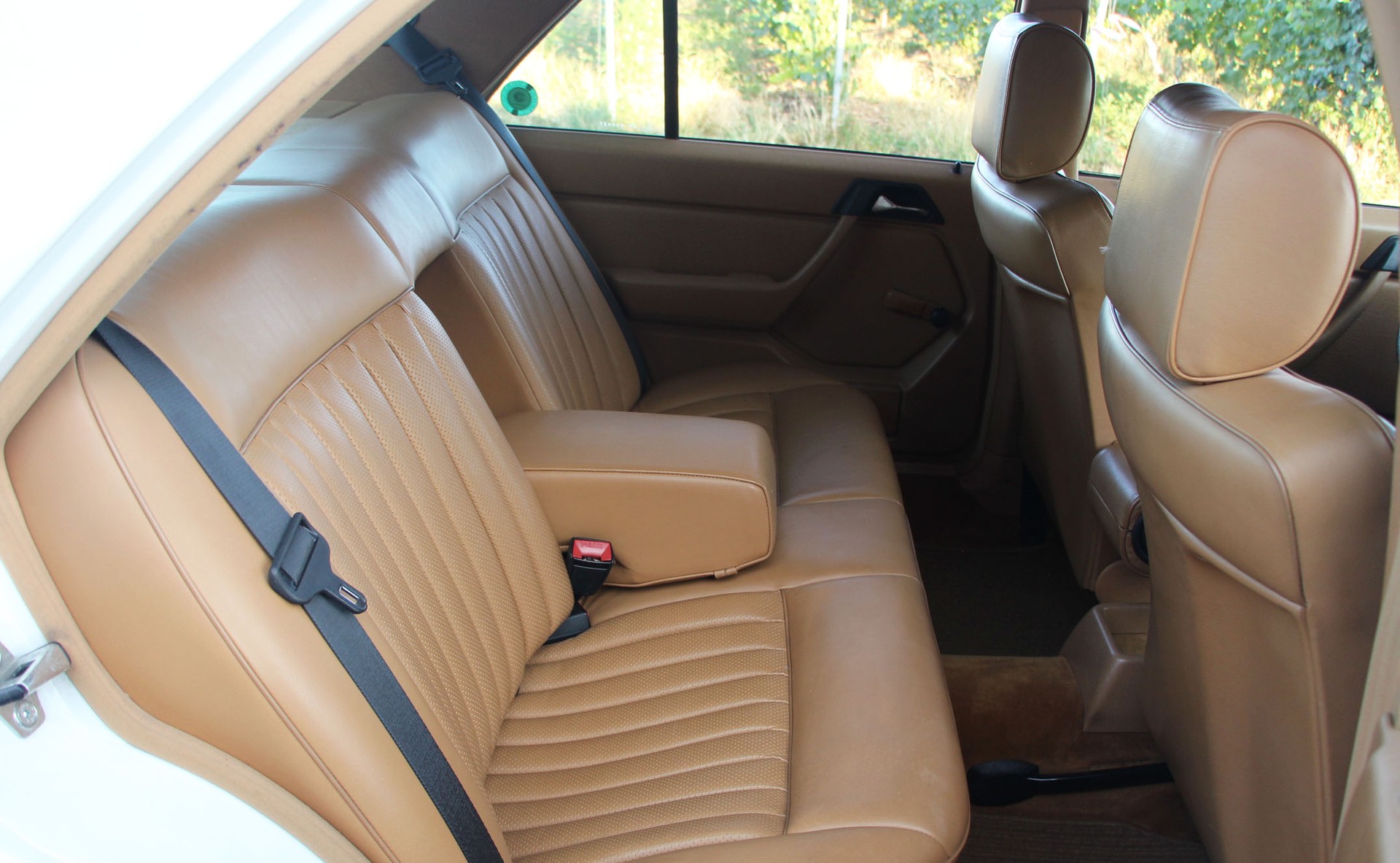 MERCEDES-BENZ 230 E-image-11