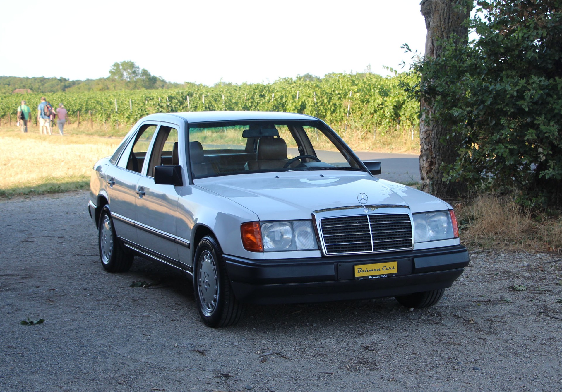 MERCEDES-BENZ 230 E-image-0