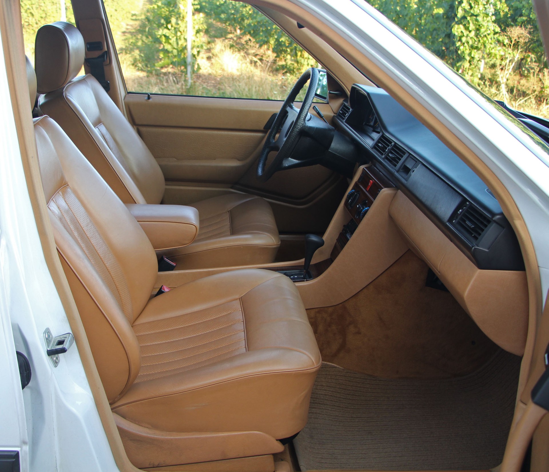 MERCEDES-BENZ 230 E-image-10