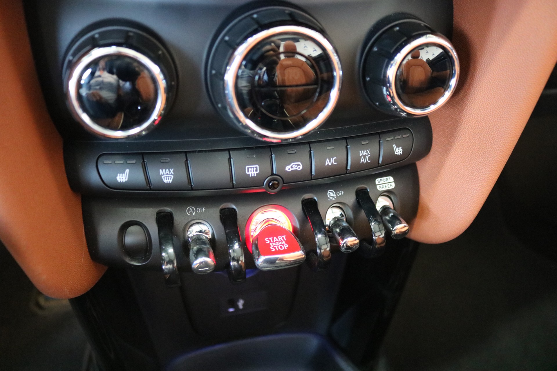 MINI Cooper John Cooper Works Cabriolet Steptronic-image-48