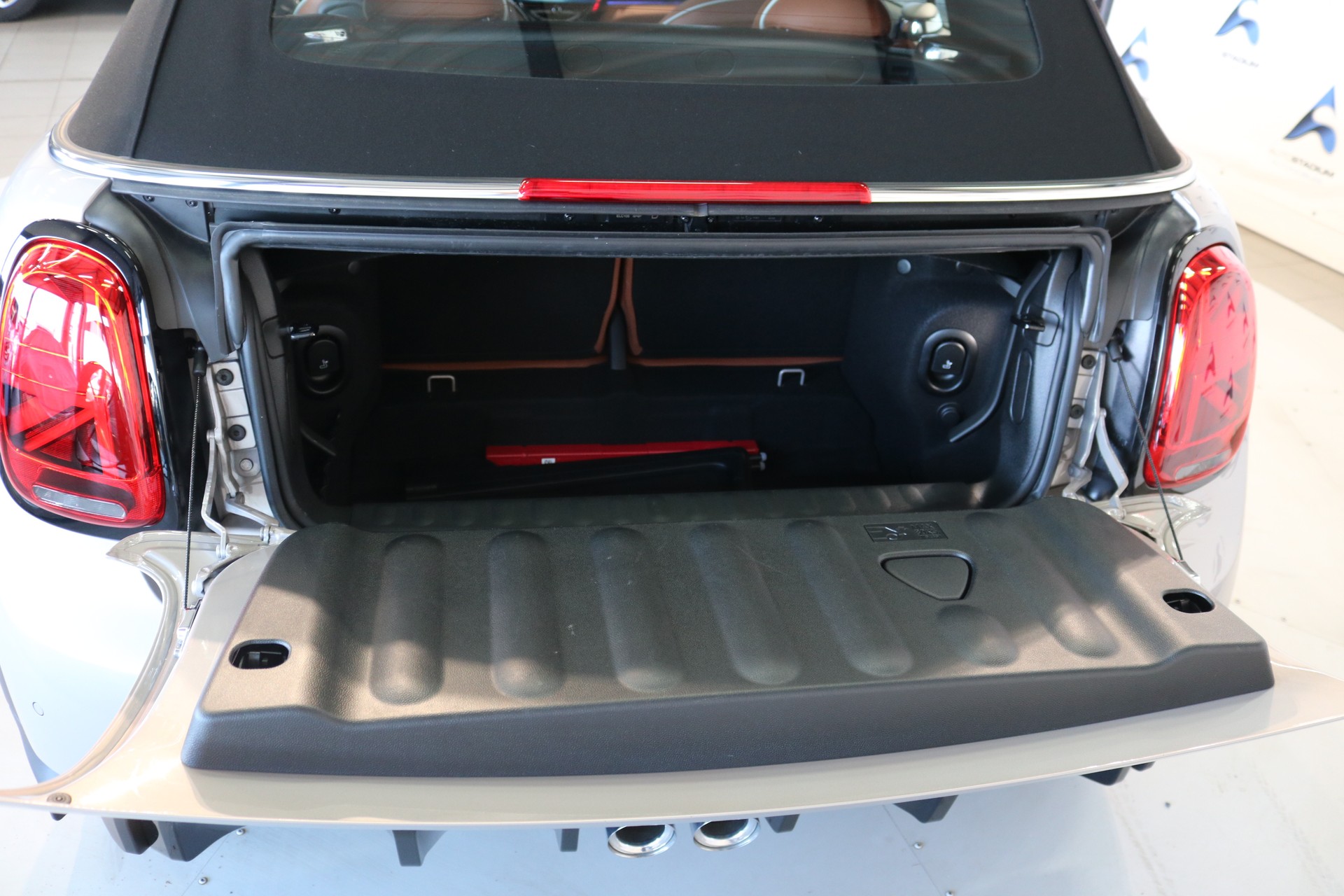 MINI Cooper John Cooper Works Cabriolet Steptronic-image-50