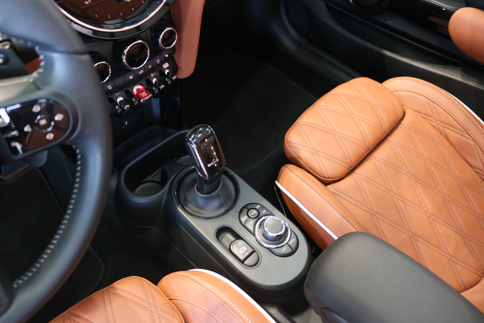 MINI Cooper John Cooper Works Cabriolet Steptronic-image-5