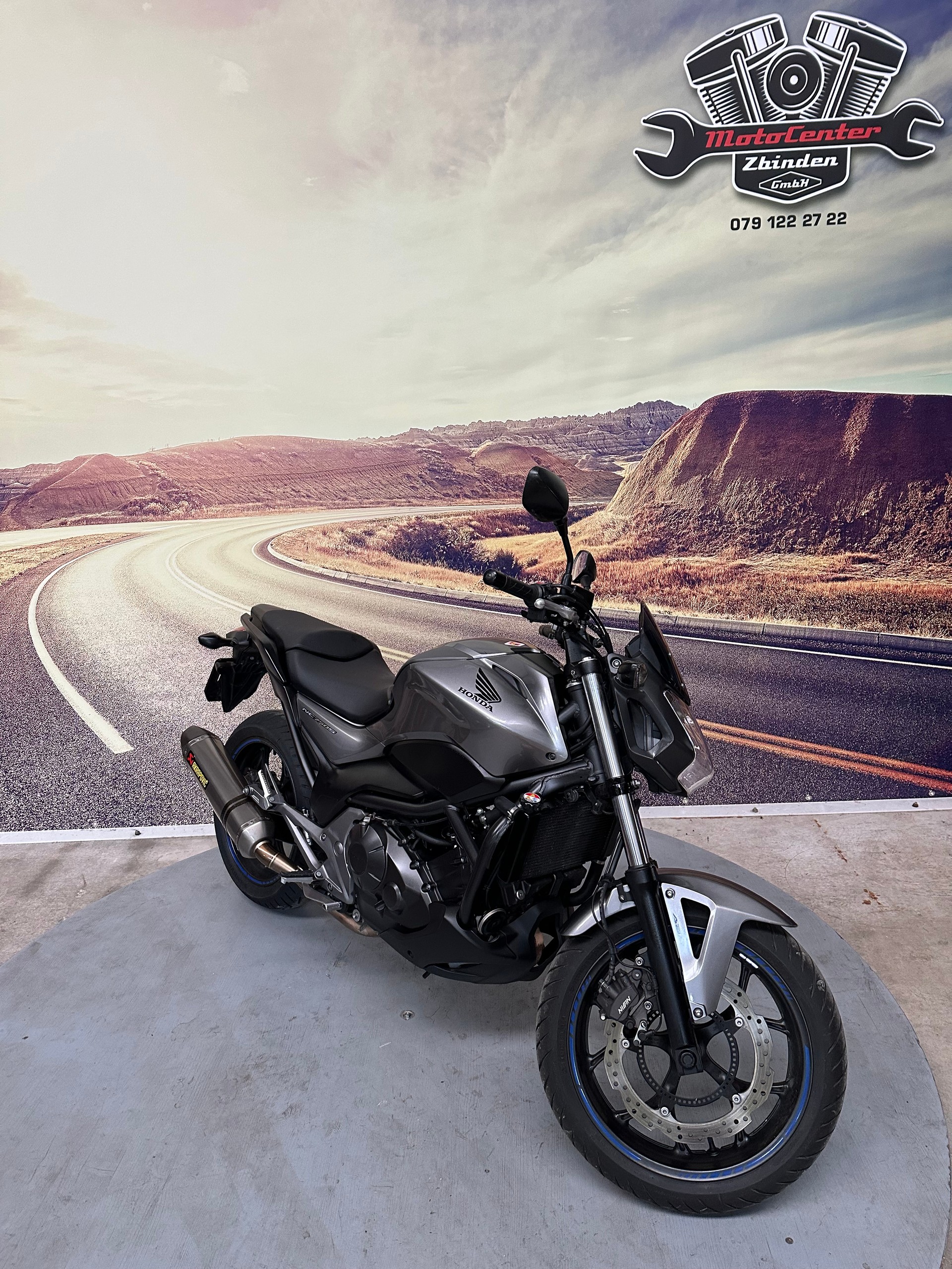 HONDA 35 kW Akrapovic Auspuff-showroom-element-1