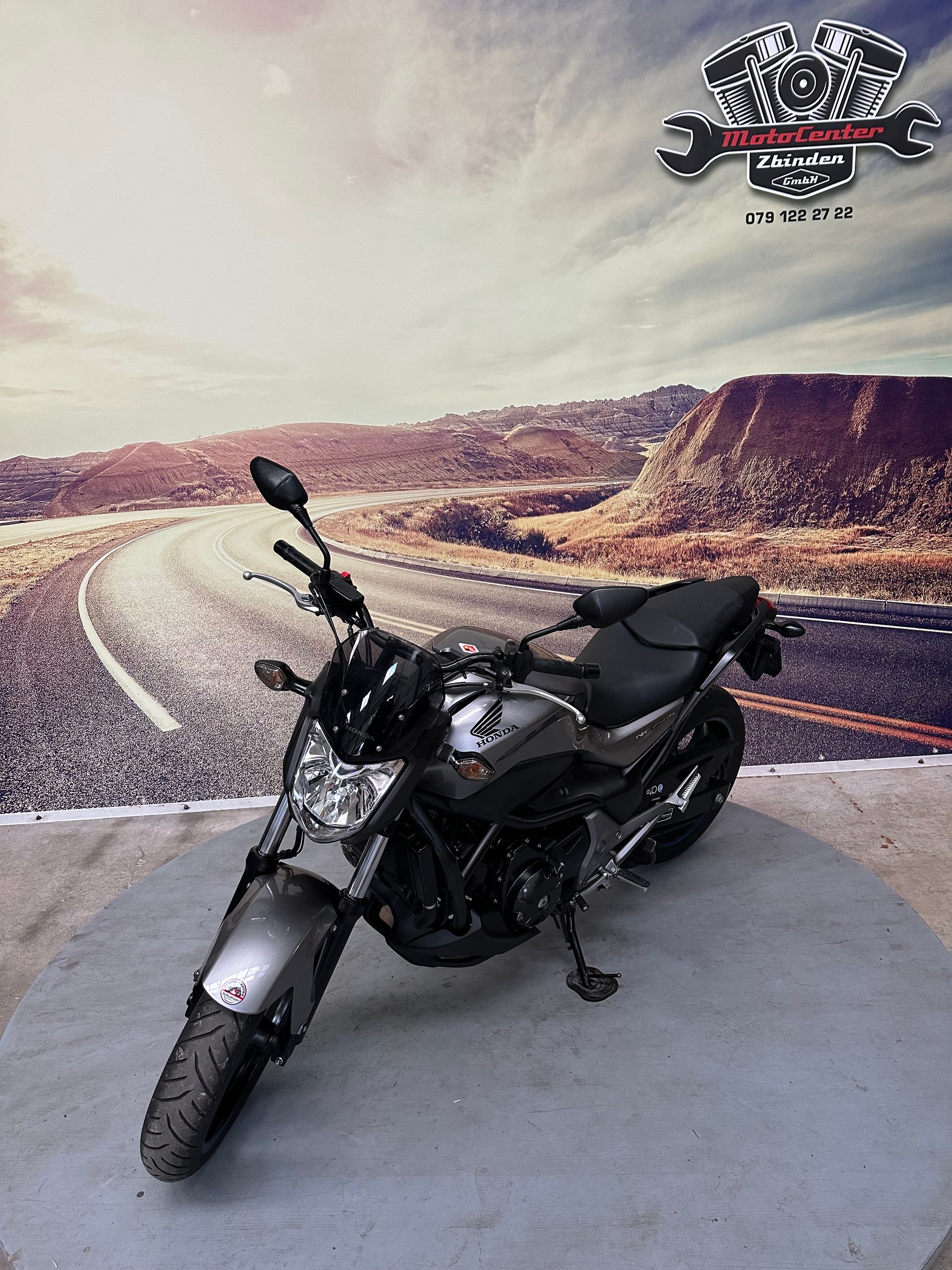 HONDA 35 kW Akrapovic Auspuff-showroom-element-3