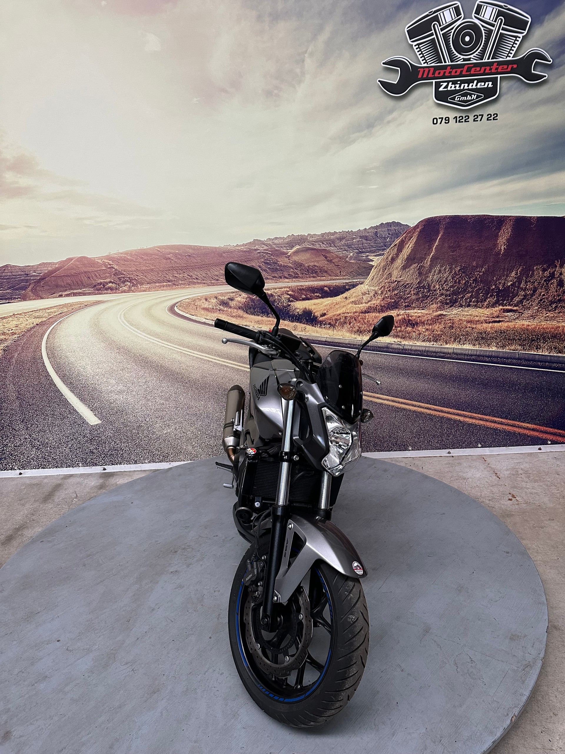 HONDA 35 kW Akrapovic Auspuff-showroom-element-2