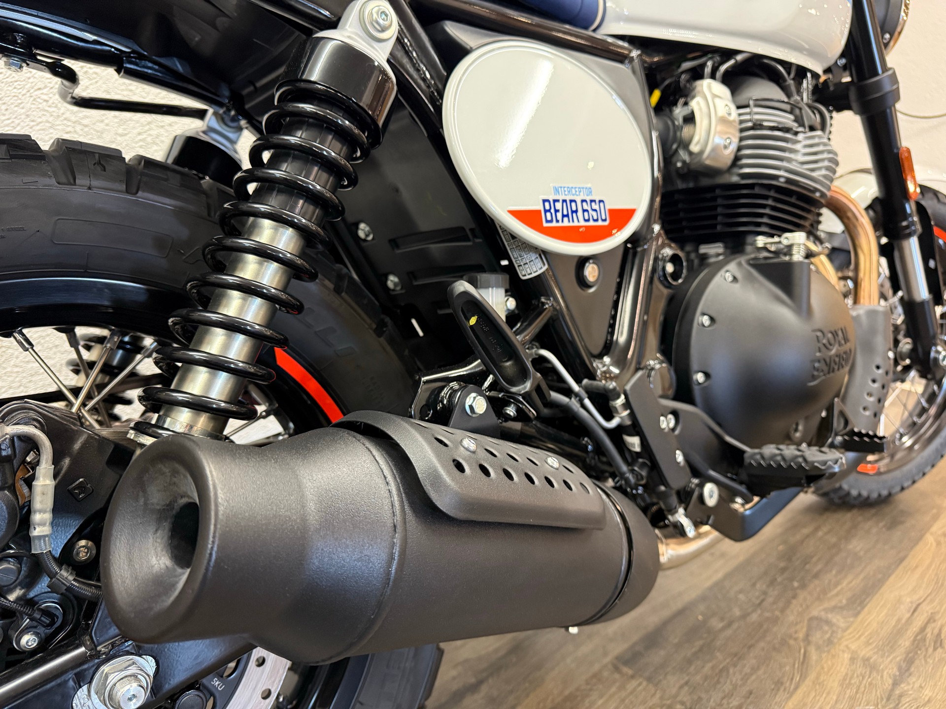 ROYAL ENFIELD Bear 650 Base-showroom-element-2