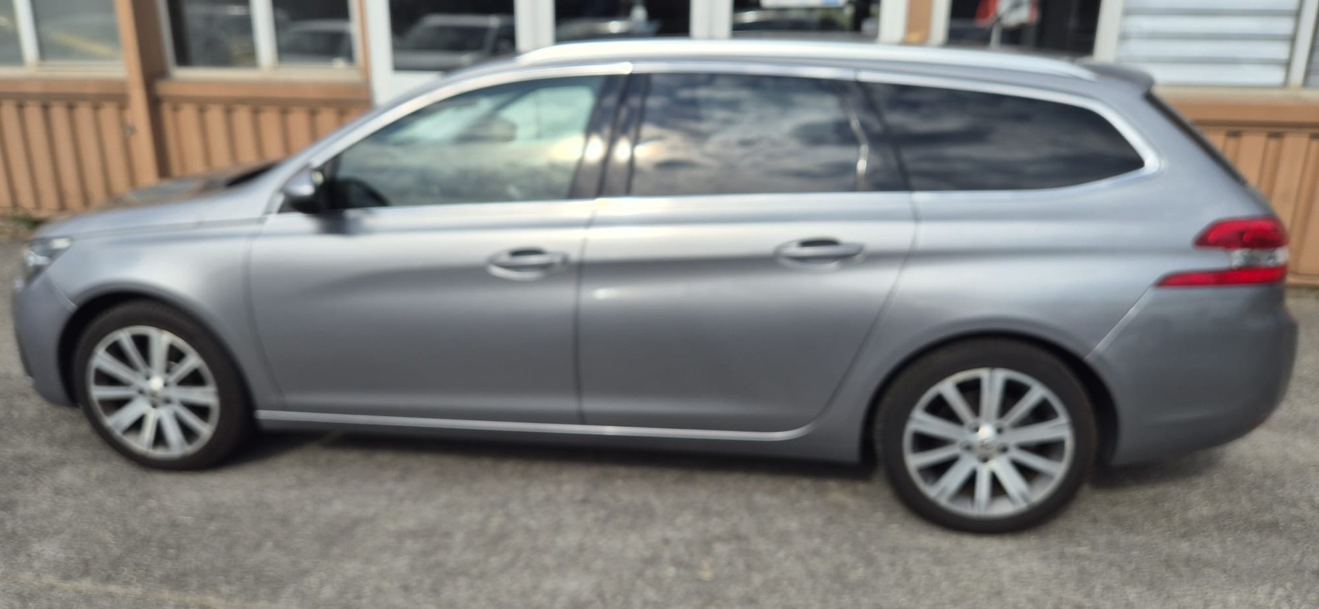PEUGEOT 308 SW 1.2 THP Allure Automatic-image-2