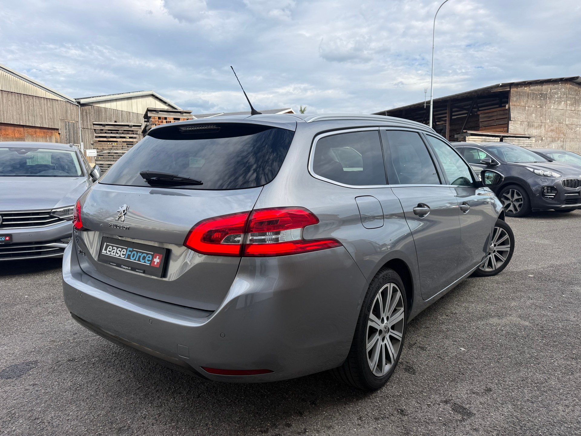 PEUGEOT 308 SW 1.2 THP Allure Automatic-image-3