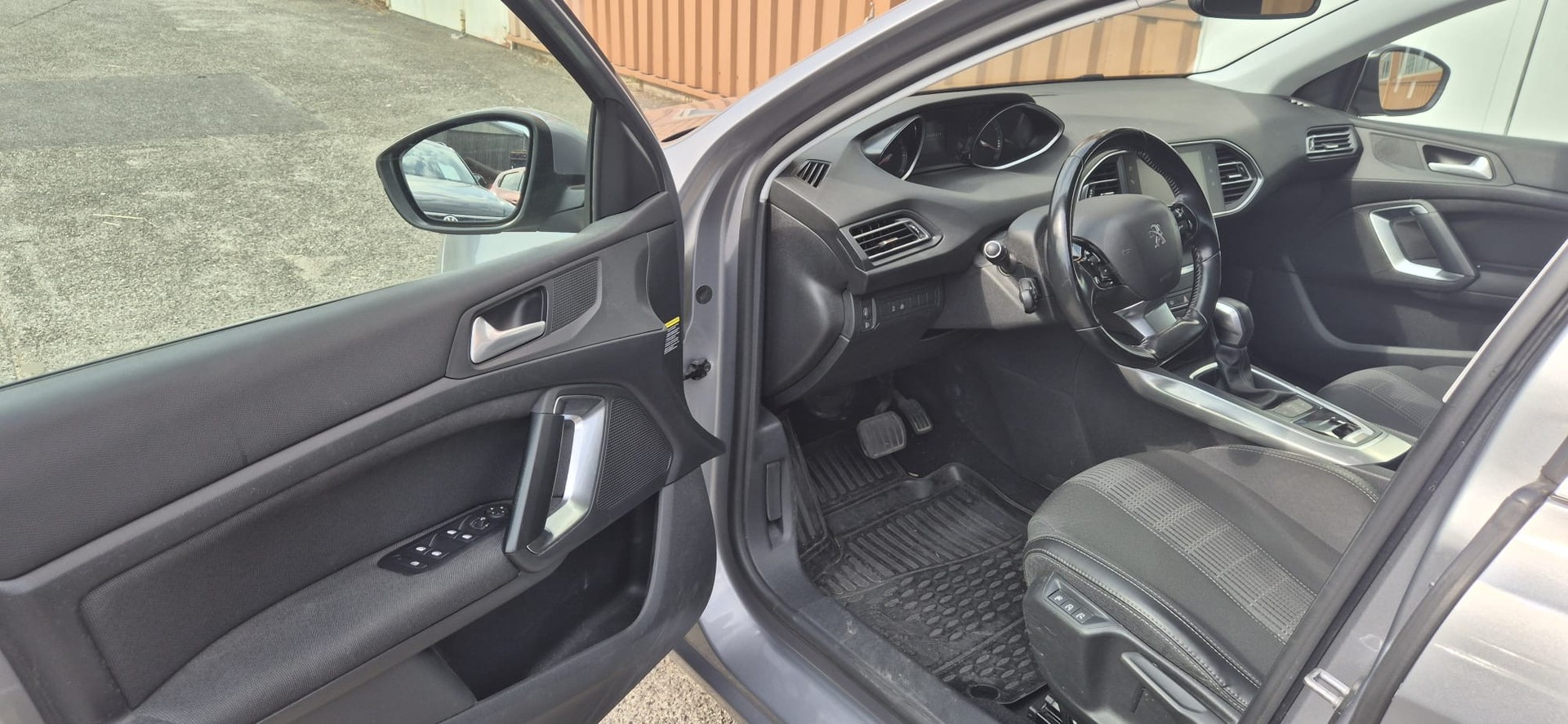 PEUGEOT 308 SW 1.2 THP Allure Automatic-image-5