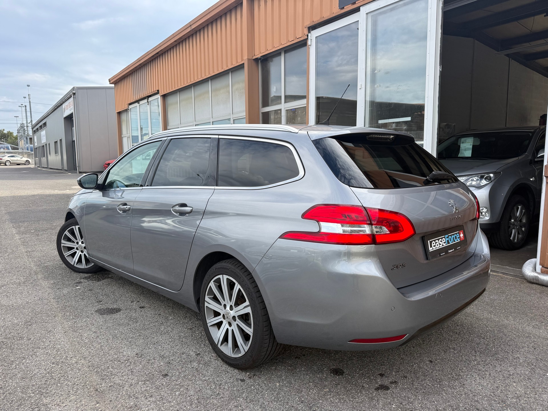 PEUGEOT 308 SW 1.2 THP Allure Automatic-image-2