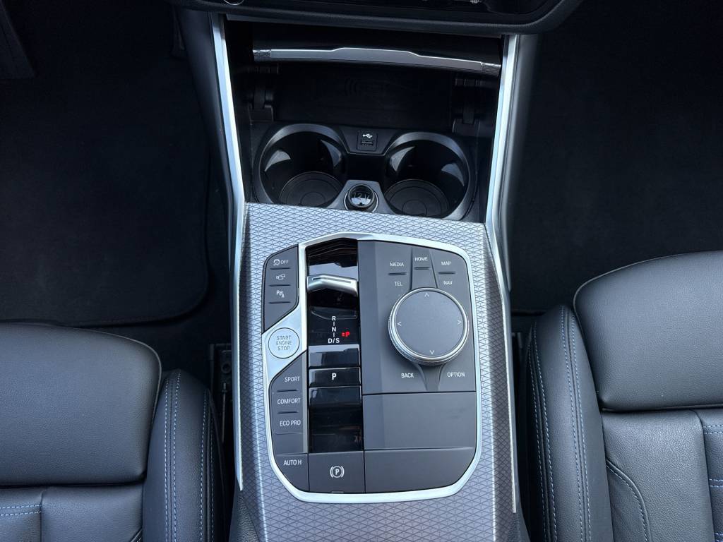 BMW 320d xDrive 48V Touring Steptronic M Sport-image-13