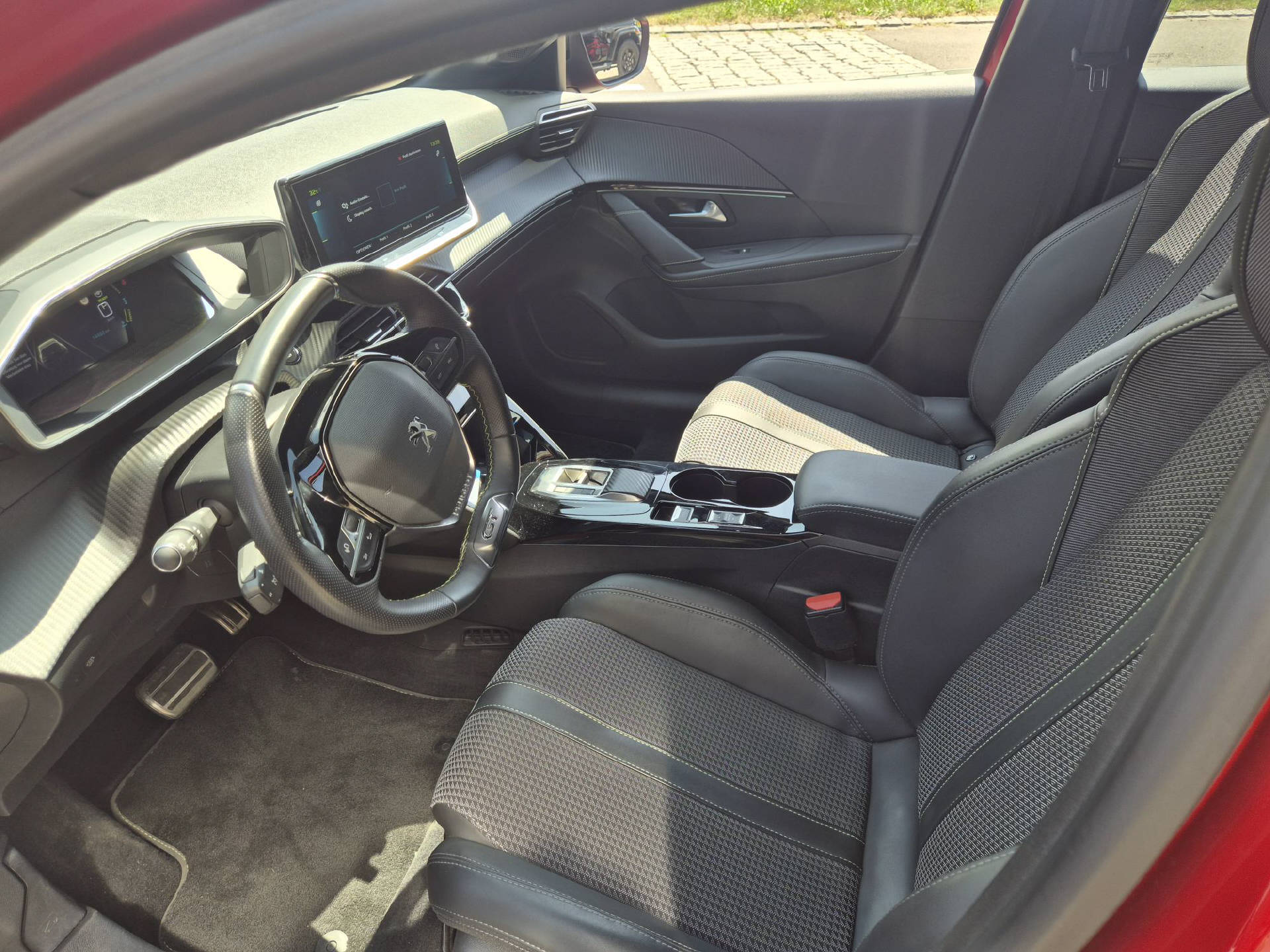 PEUGEOT 208 e-GT 50 kWh-image-7