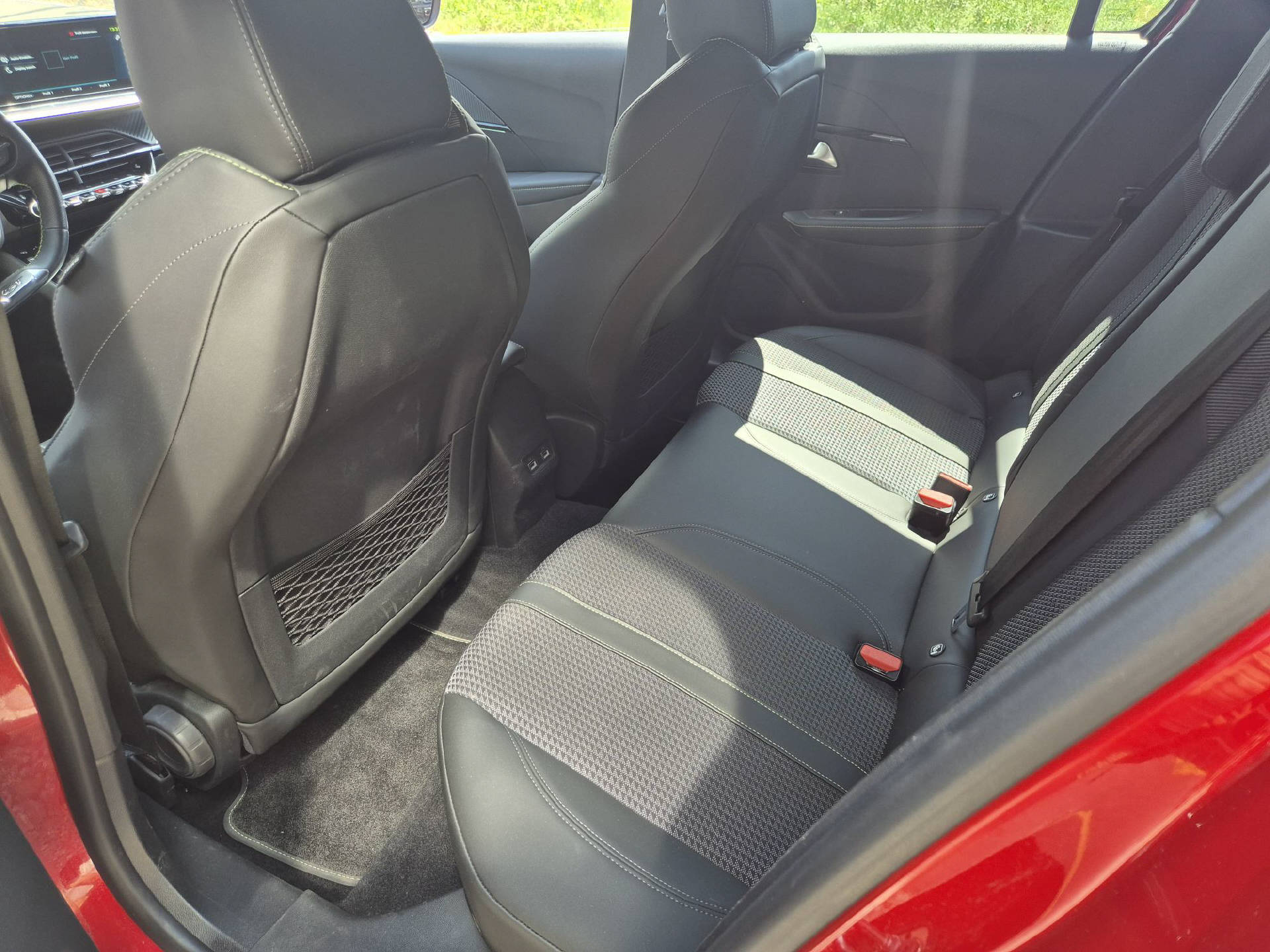 PEUGEOT 208 e-GT 50 kWh-image-11