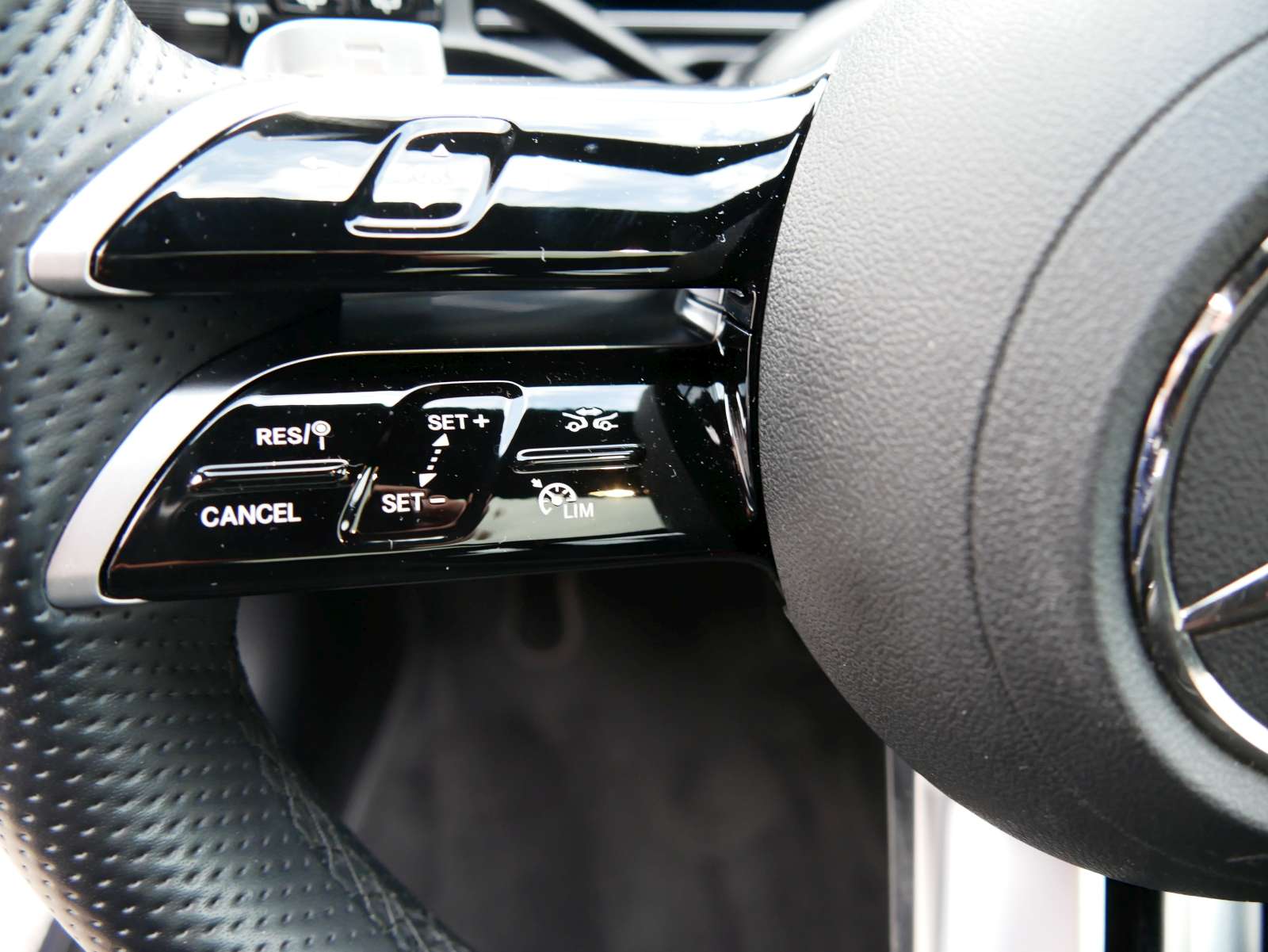 MERCEDES-BENZ C 220 d T 4Matic AMG Line-image-9