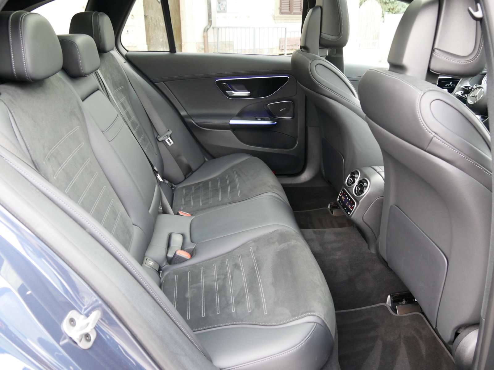MERCEDES-BENZ C 220 d T 4Matic AMG Line-image-12