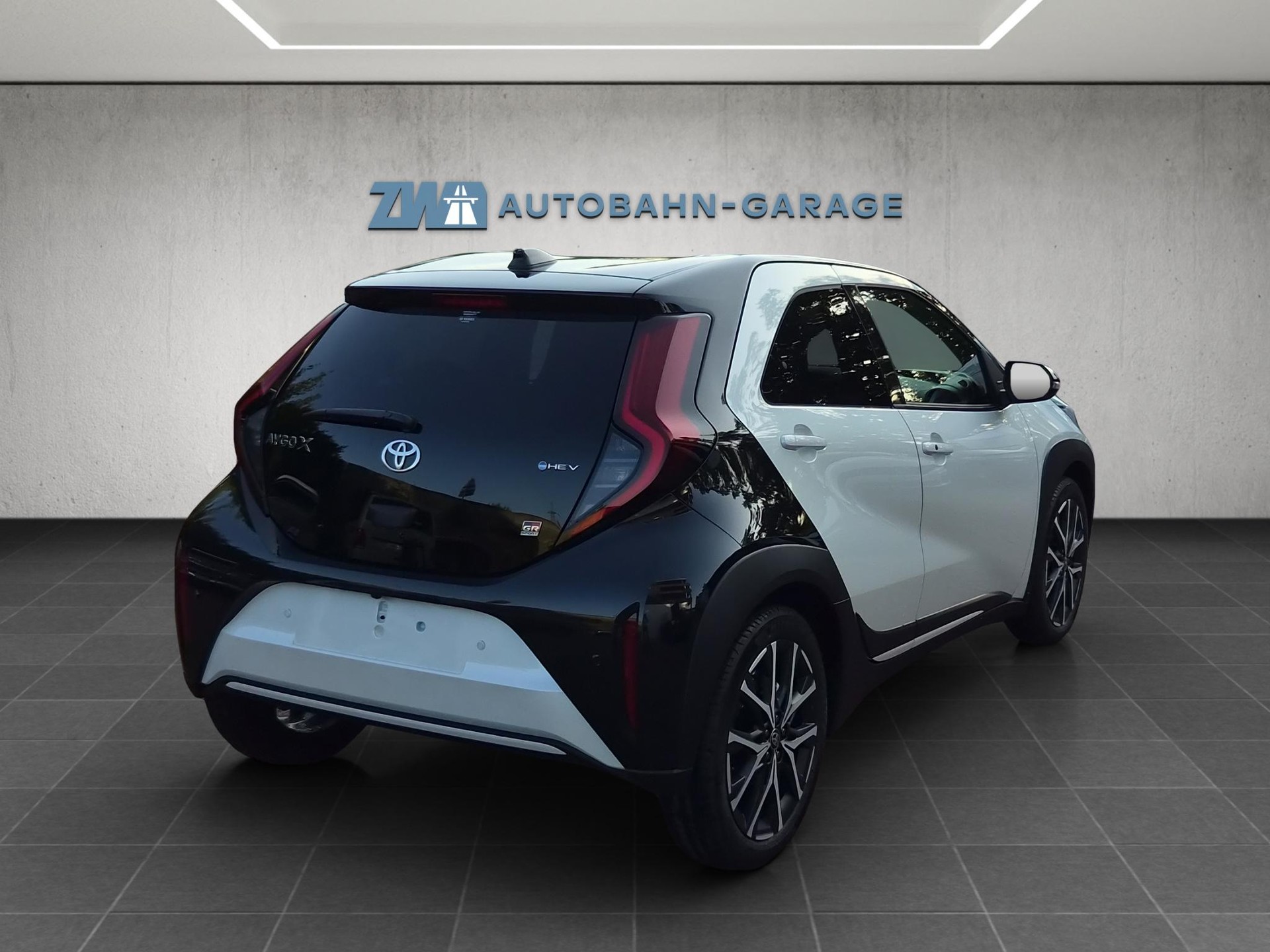 TOYOTA Aygo X 1.5 VVT-i HSD GR Sport-image-4
